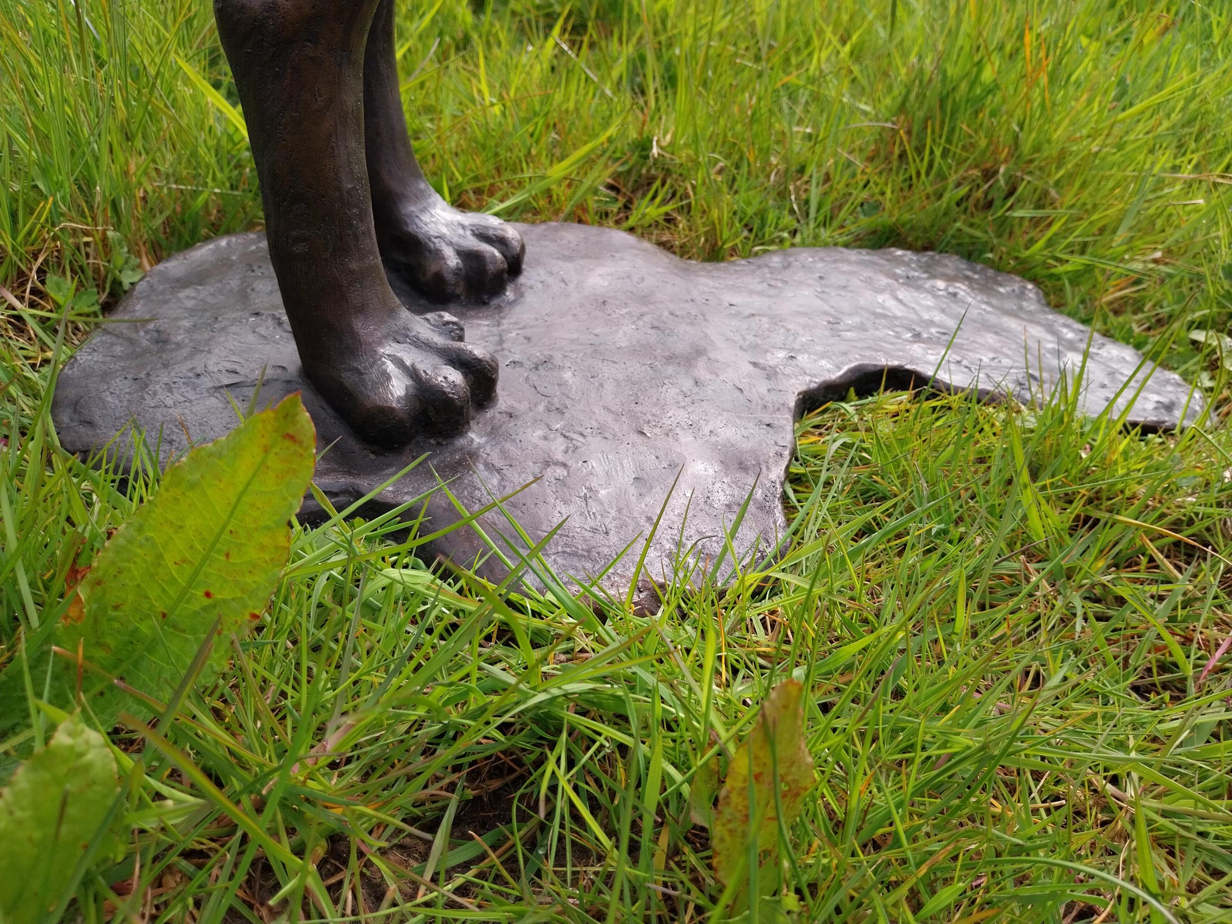 Exceptional quality bronze statues of Boxing Hares - Image 8 of 8