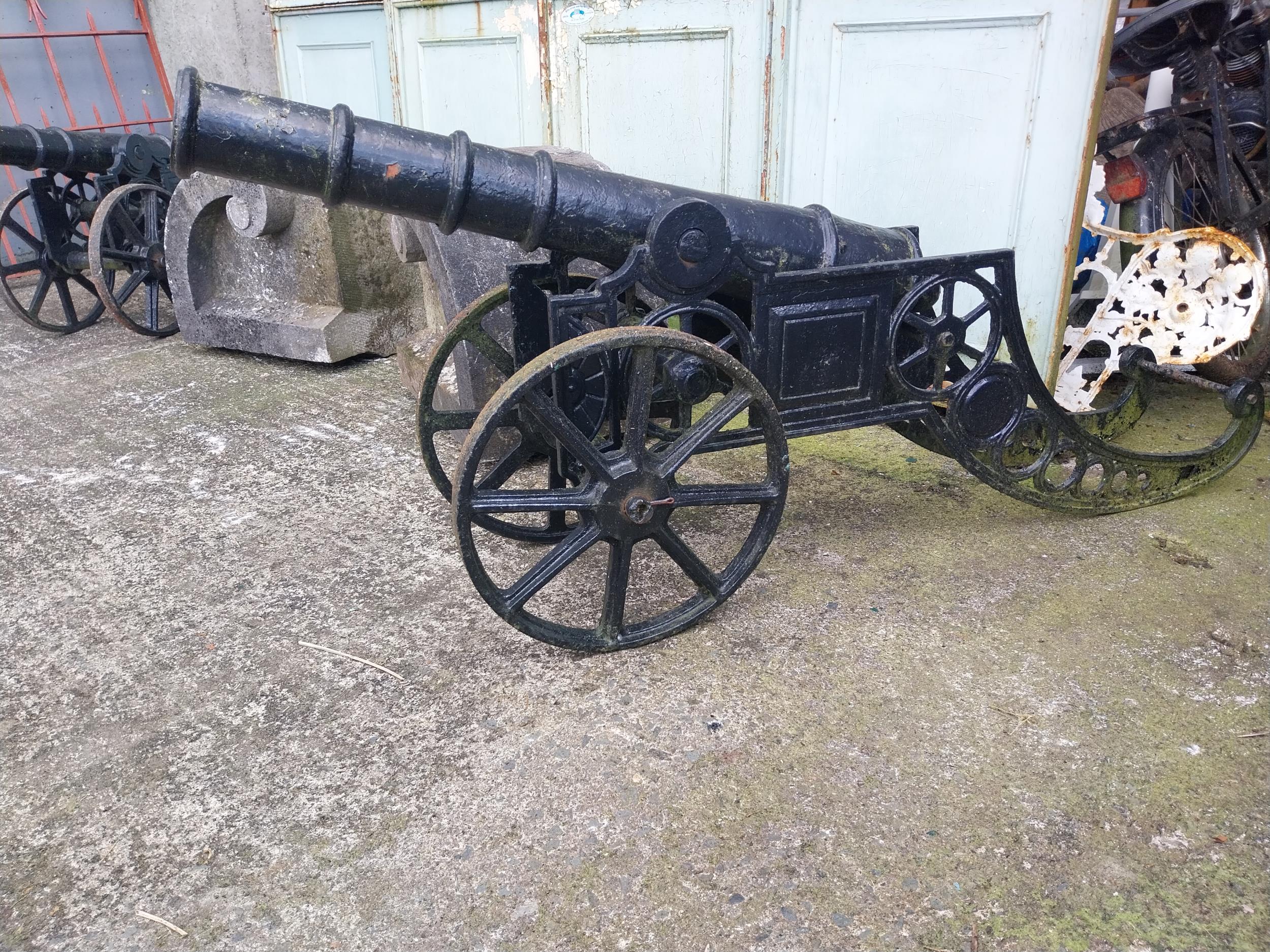 Pair of decorative cast iron cannons in the Victorian style {71 cm H x 42 cm W x 160 cm D}. - Bild 2 aus 6