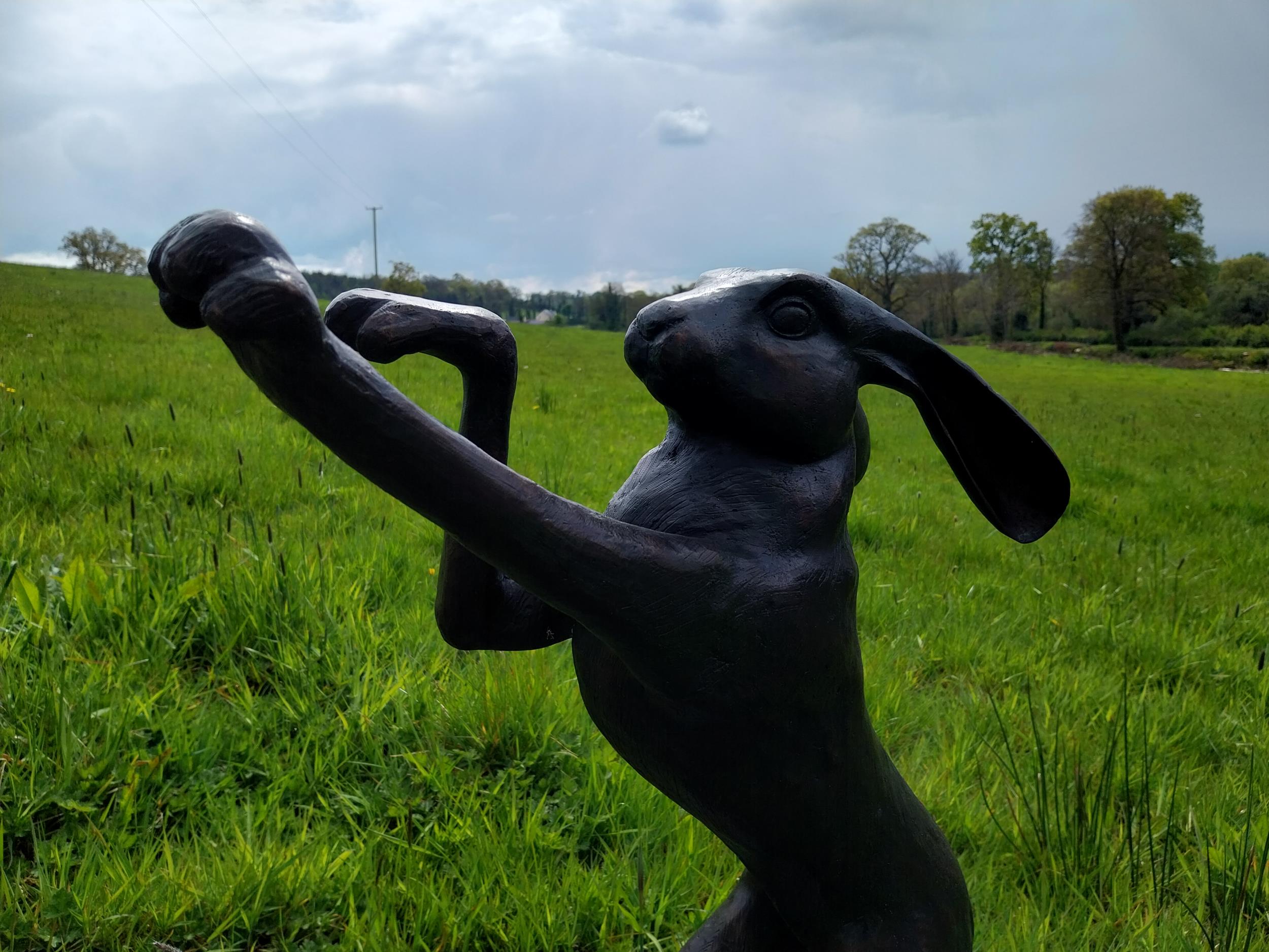 Exceptional quality bronze statues of Boxing Hares - Image 5 of 8