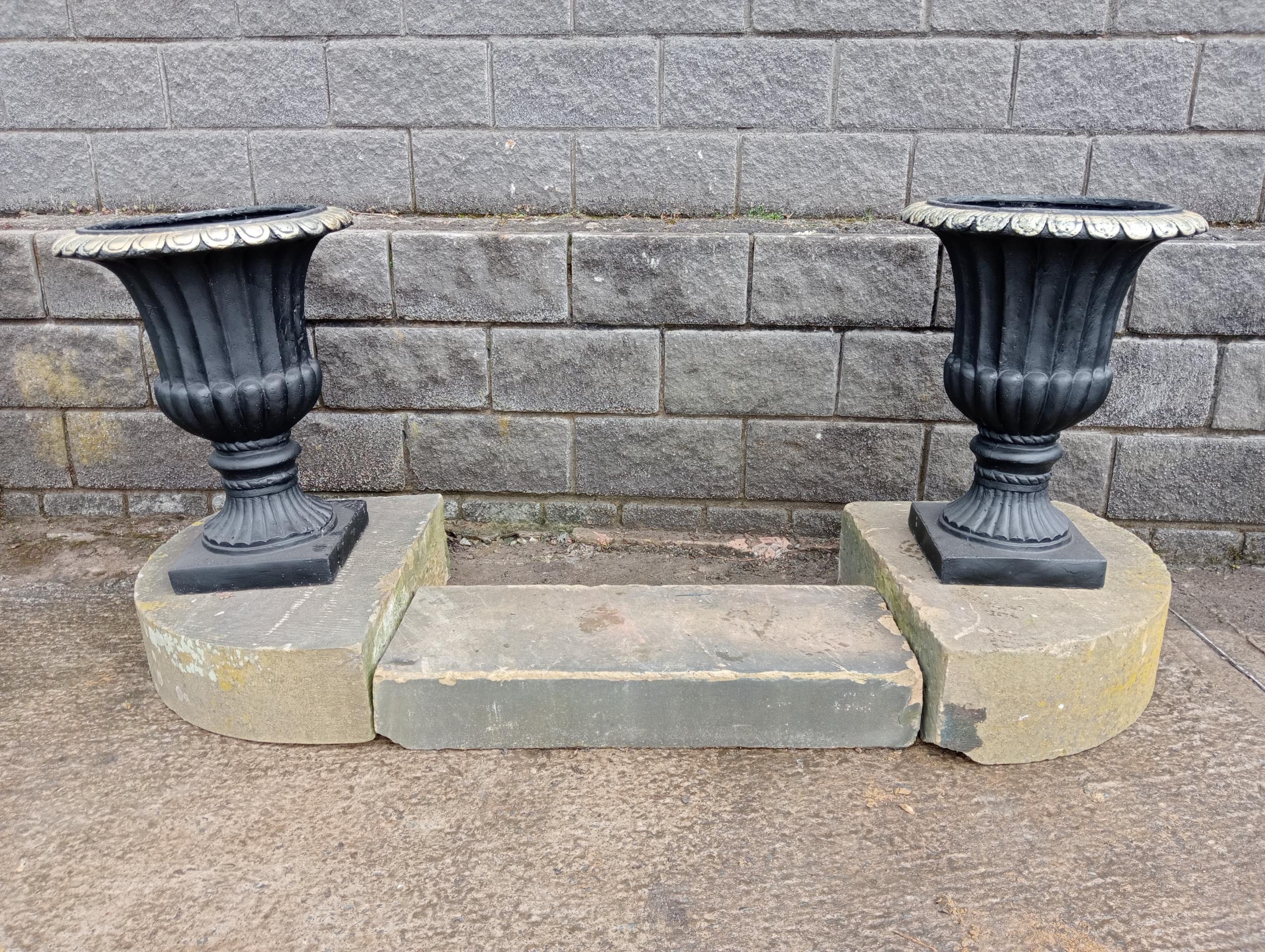 Victorian sandstone door set comprising of central step and two semi - circle kneeler plinths {H - Bild 4 aus 6