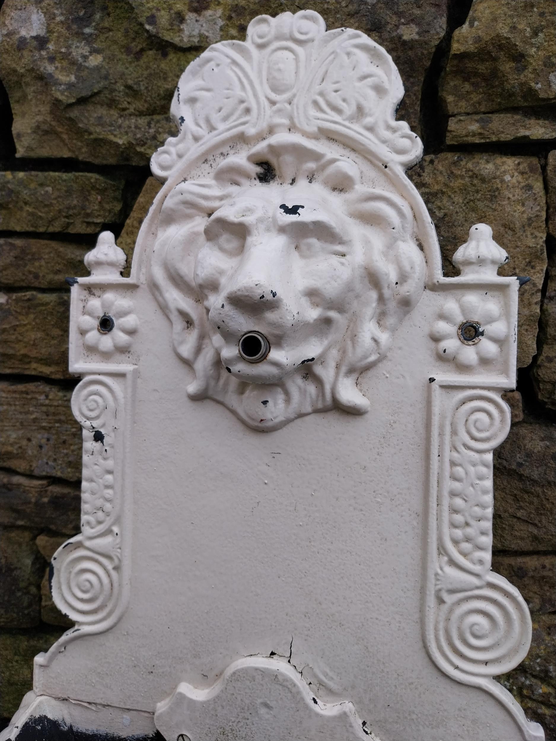 Good quality cast iron wall mounted water feature decorated with Lions mask {80 cm H x 41 cm W x - Bild 5 aus 5