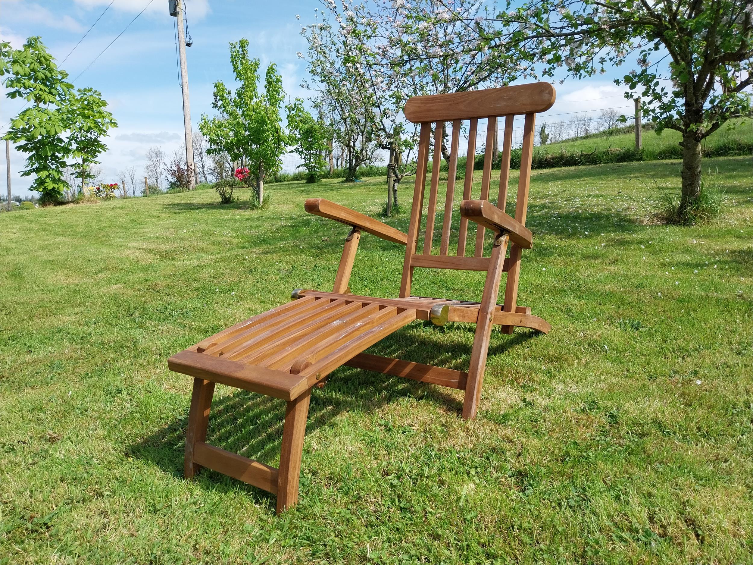 Good quality teak and brass deck chair {93 cm H x 61 cm W x 150 cm L}.