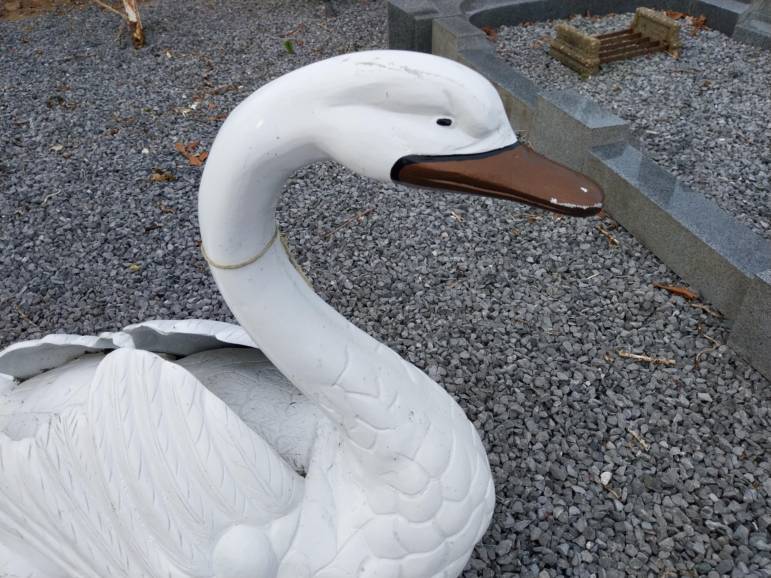 Good quality painted aluminium statue of a Swan {65 cm H x 94 cm W x 38 cm D}. - Bild 3 aus 3