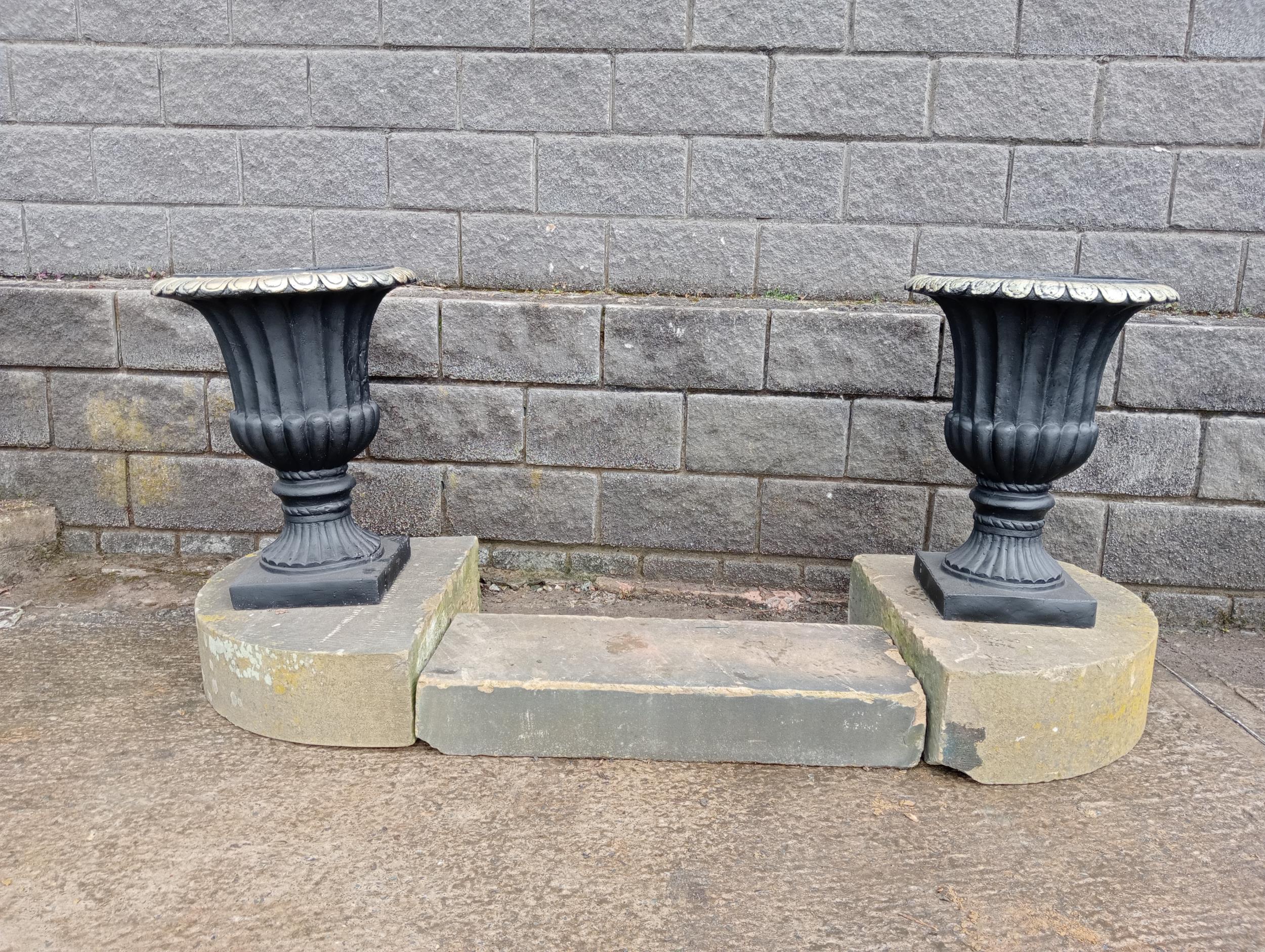 Victorian sandstone door set comprising of central step and two semi - circle kneeler plinths {H - Bild 5 aus 6