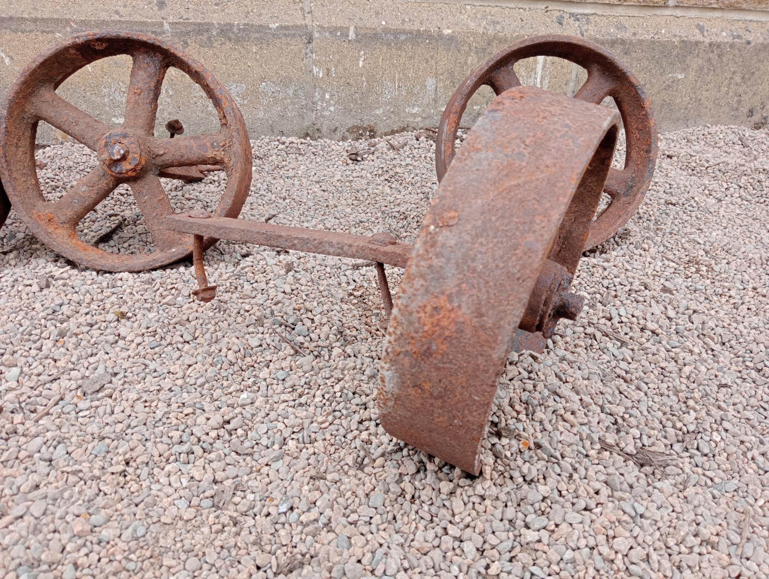 Collection of five cast iron shepherd hut wheels {Dia 24cm x D 7cm }. (NOT AVAILABLE TO VIEW IN - Bild 2 aus 4