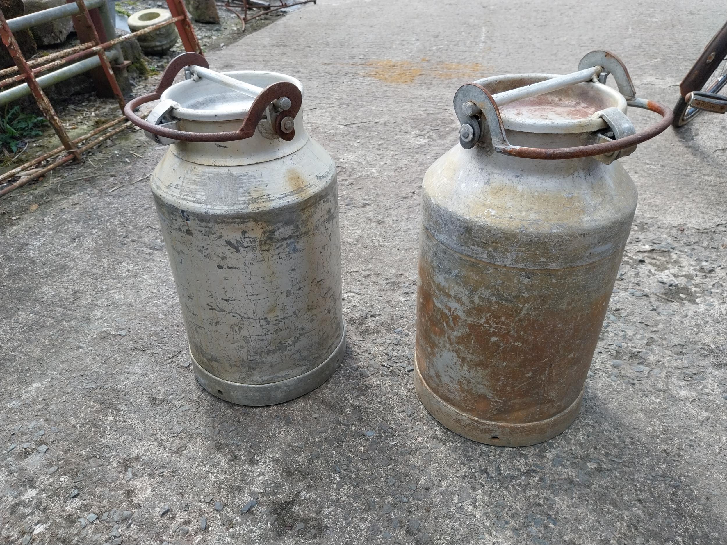 Pair of aluminium creamery cans {57 cm H x 30 cm Dia.}. - Bild 3 aus 5