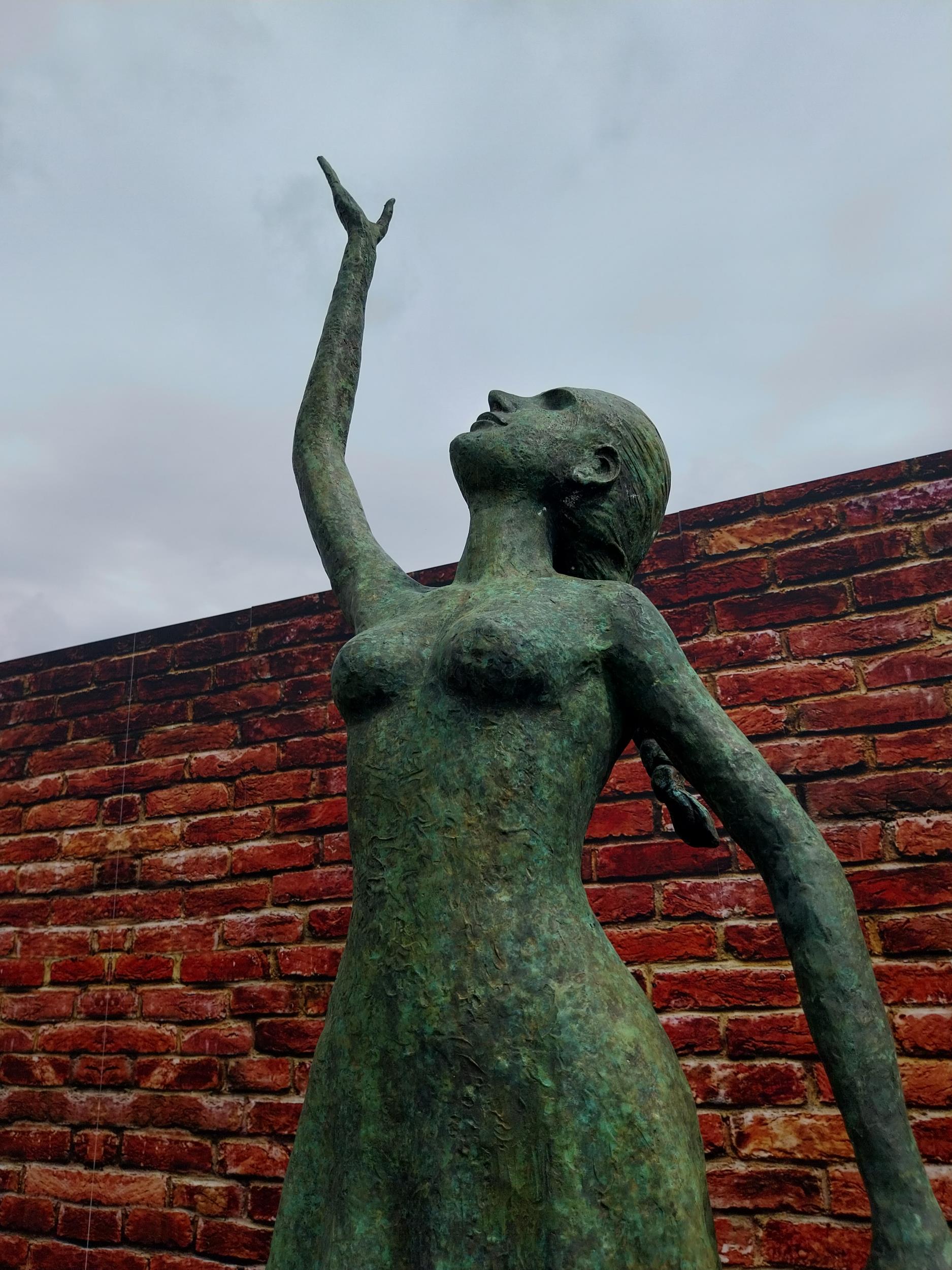 Exceptional quality bronze contemporary sculpture of a Lady with raised arm on slate plinth {Overall - Image 2 of 10