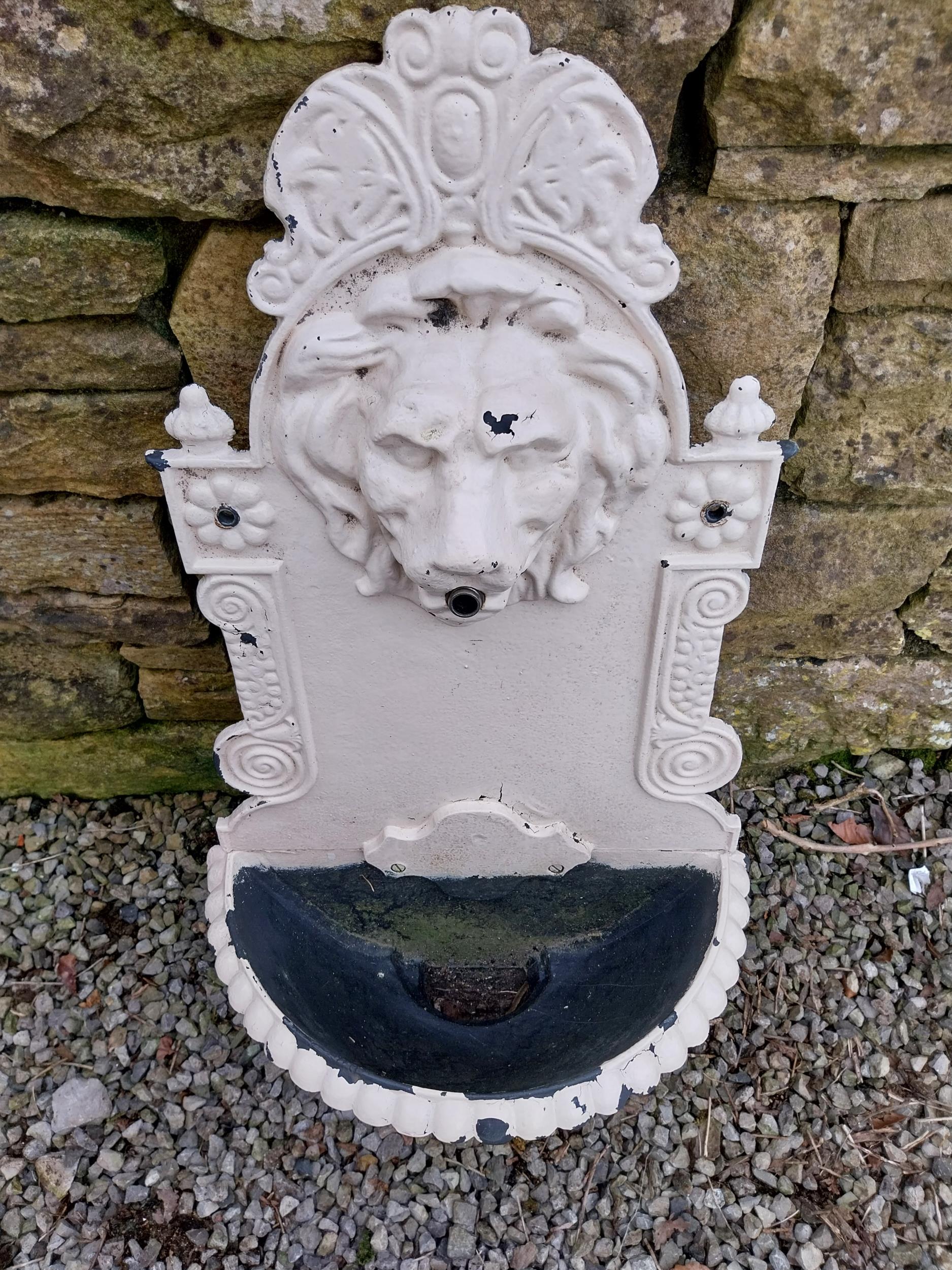 Good quality cast iron wall mounted water feature decorated with Lions mask {80 cm H x 41 cm W x - Bild 3 aus 5