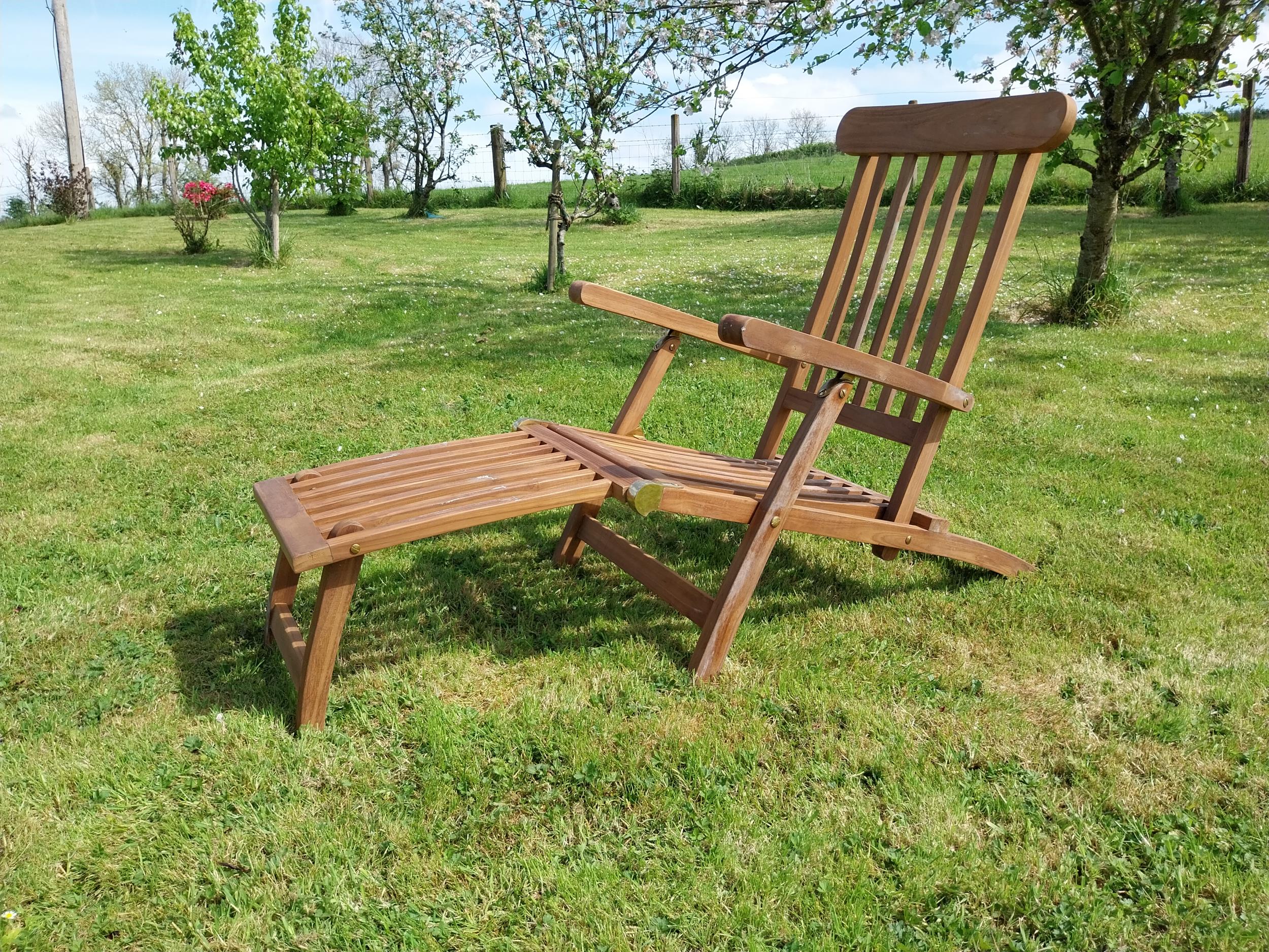 Good quality teak and brass deck chair {93 cm H x 61 cm W x 150 cm L}. - Image 3 of 8