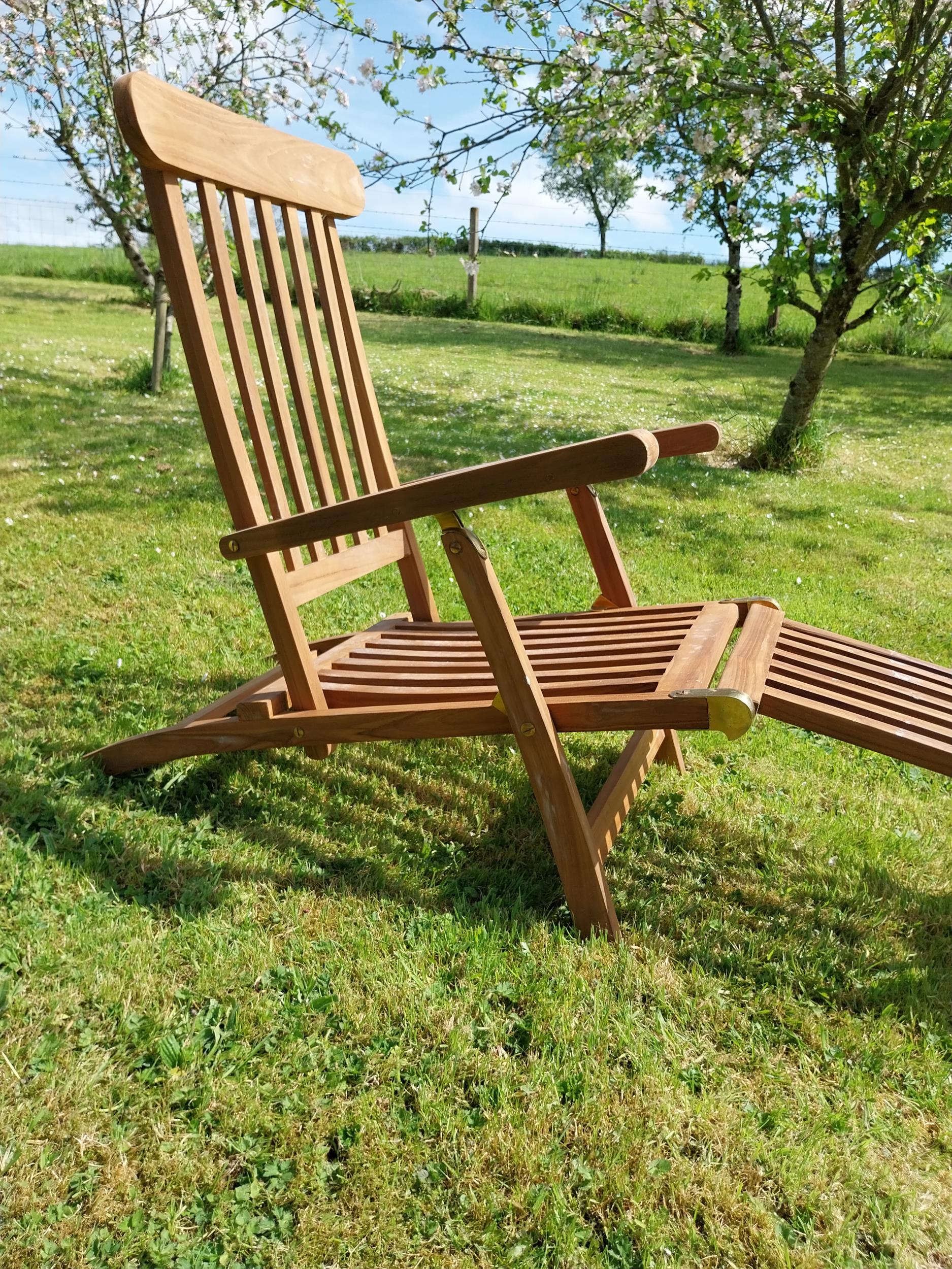 Good quality teak and brass deck chair {93 cm H x 61 cm W x 150 cm L}. - Image 8 of 8