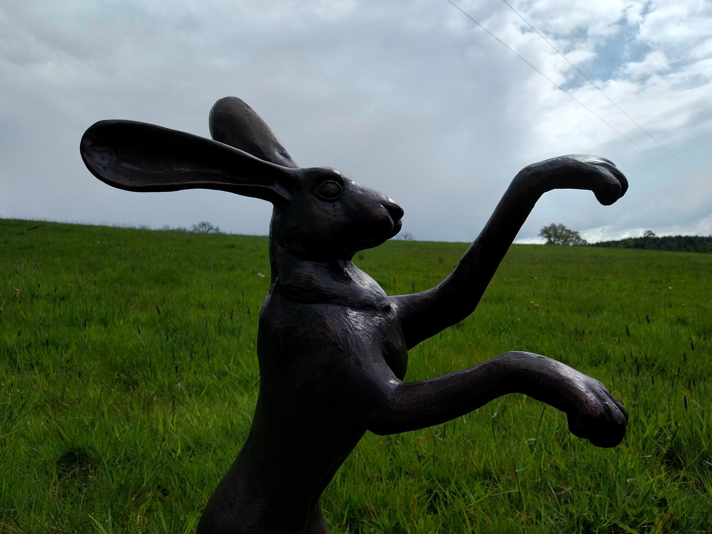 Exceptional quality bronze statues of Boxing Hares - Image 7 of 8