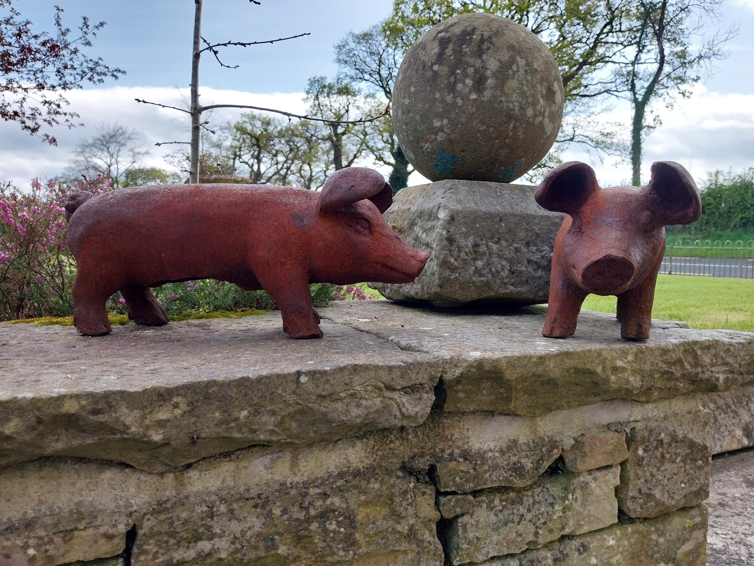 Pair of cast iron statuettes of Piglets {20 cm H x 43 cm W x 14 cm D}. - Bild 2 aus 3