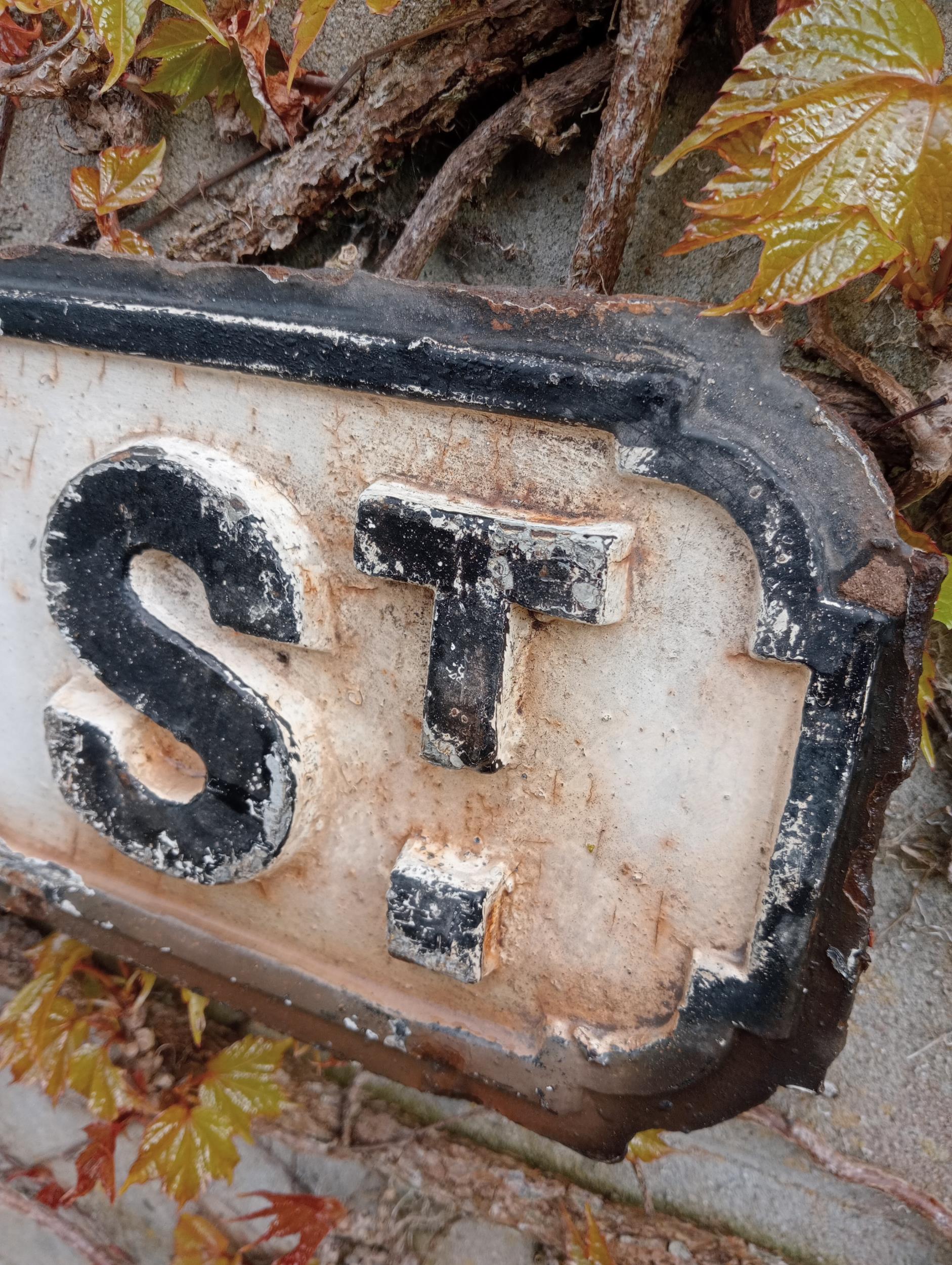 Cast iron Street sign Oswald St {H 18cm x W 85cm }. (NOT AVAILABLE TO VIEW IN PERSON) - Bild 3 aus 3