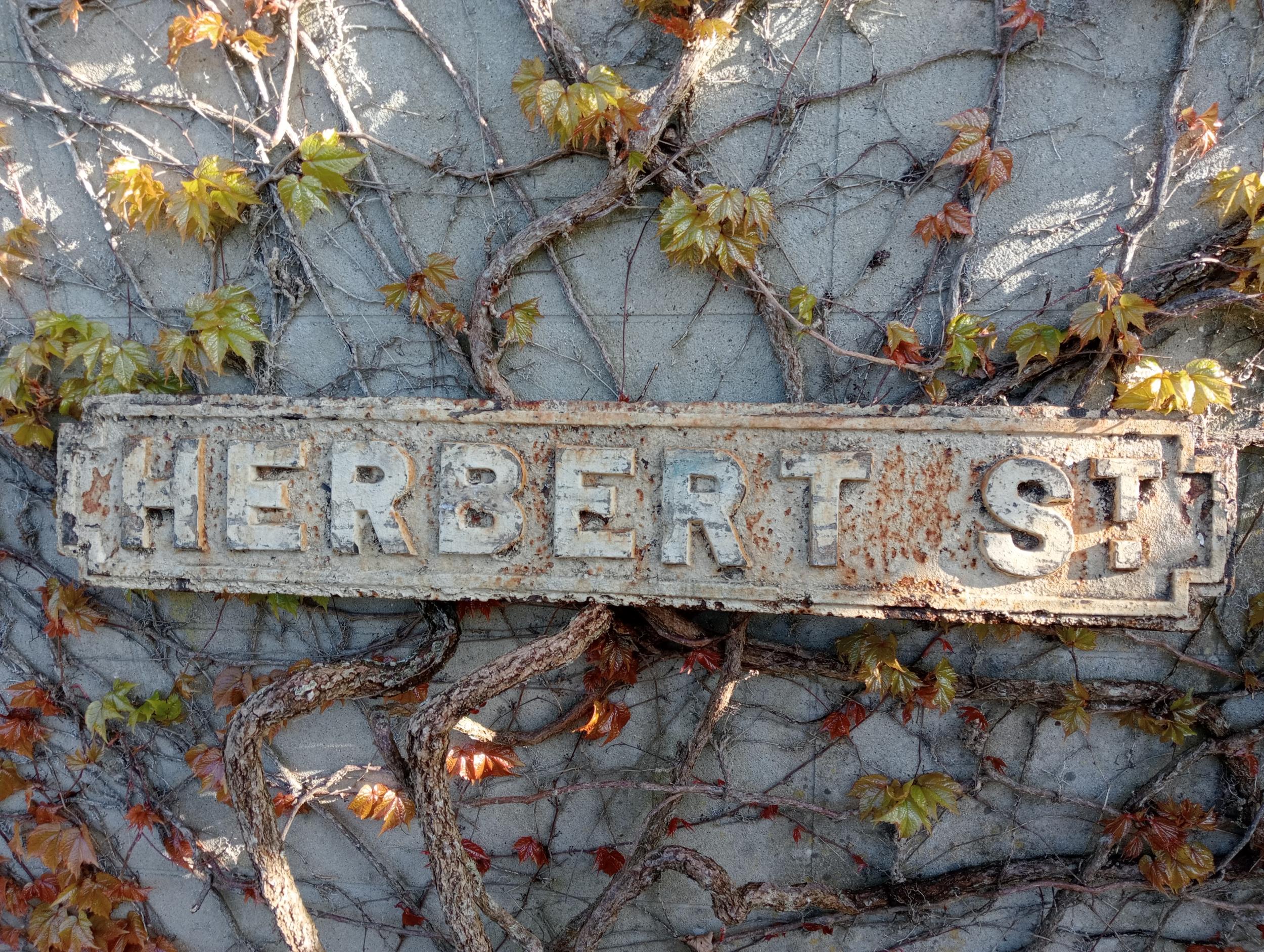 Cast iron Street sign Herbert St {H 18cm x W 101cm}. (NOT AVAILABLE TO VIEW IN PERSON) - Bild 2 aus 3