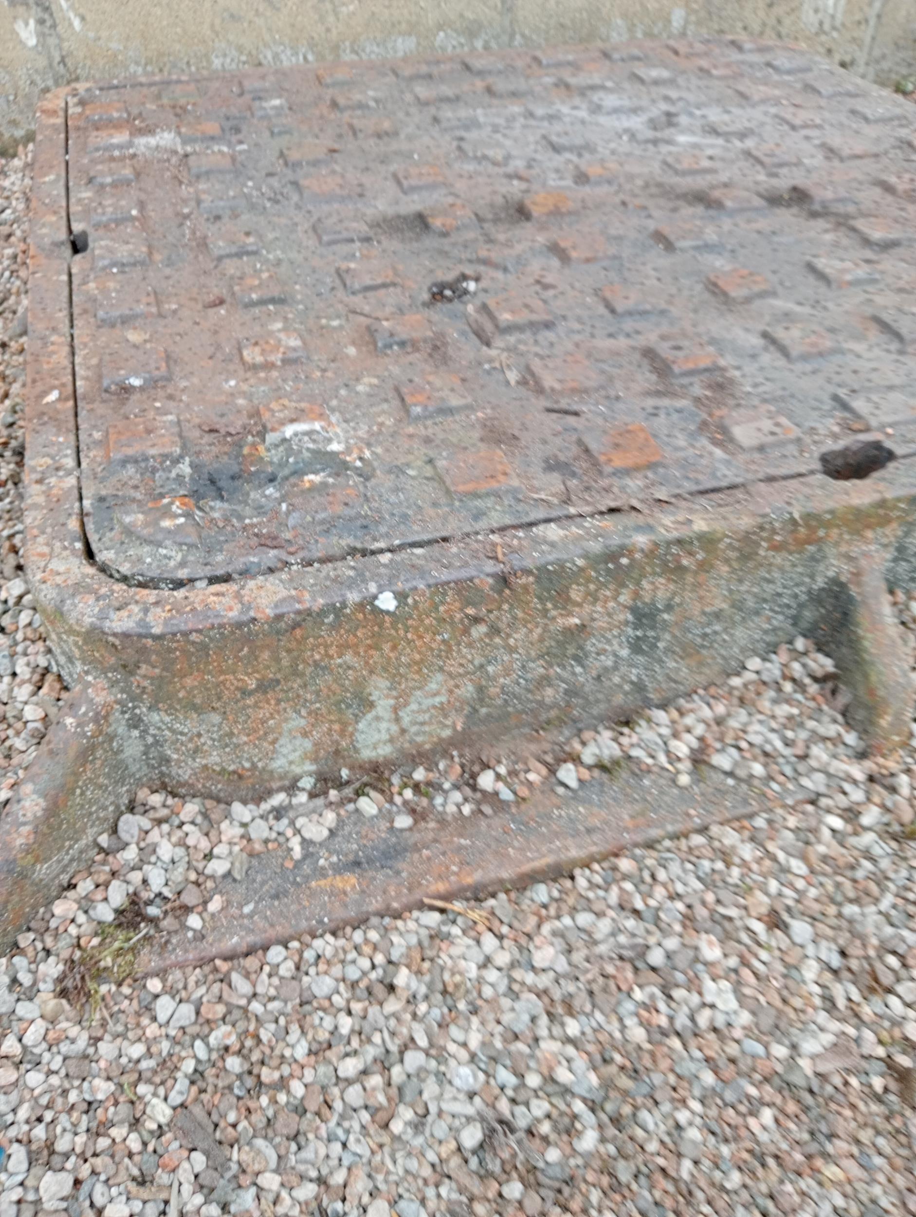 Large cast iron manhole {H 15cm x 70 x 70}. (NOT AVAILABLE TO VIEW IN PERSON) - Bild 3 aus 3