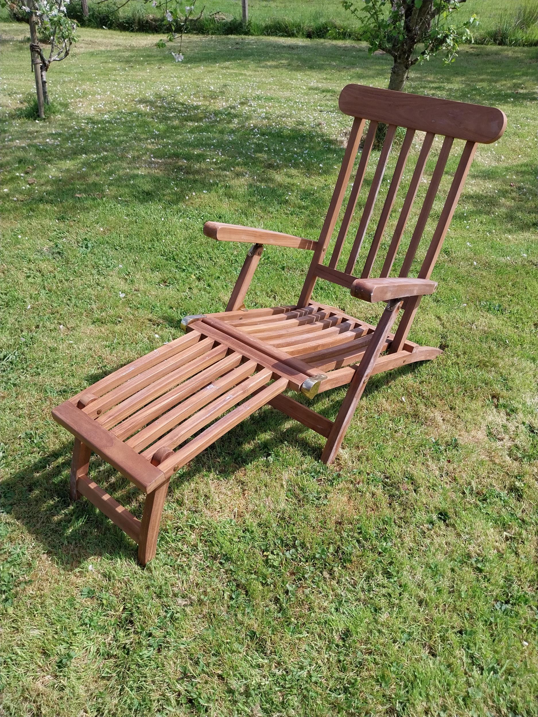 Good quality teak and brass deck chair {93 cm H x 61 cm W x 150 cm L}. - Image 4 of 8