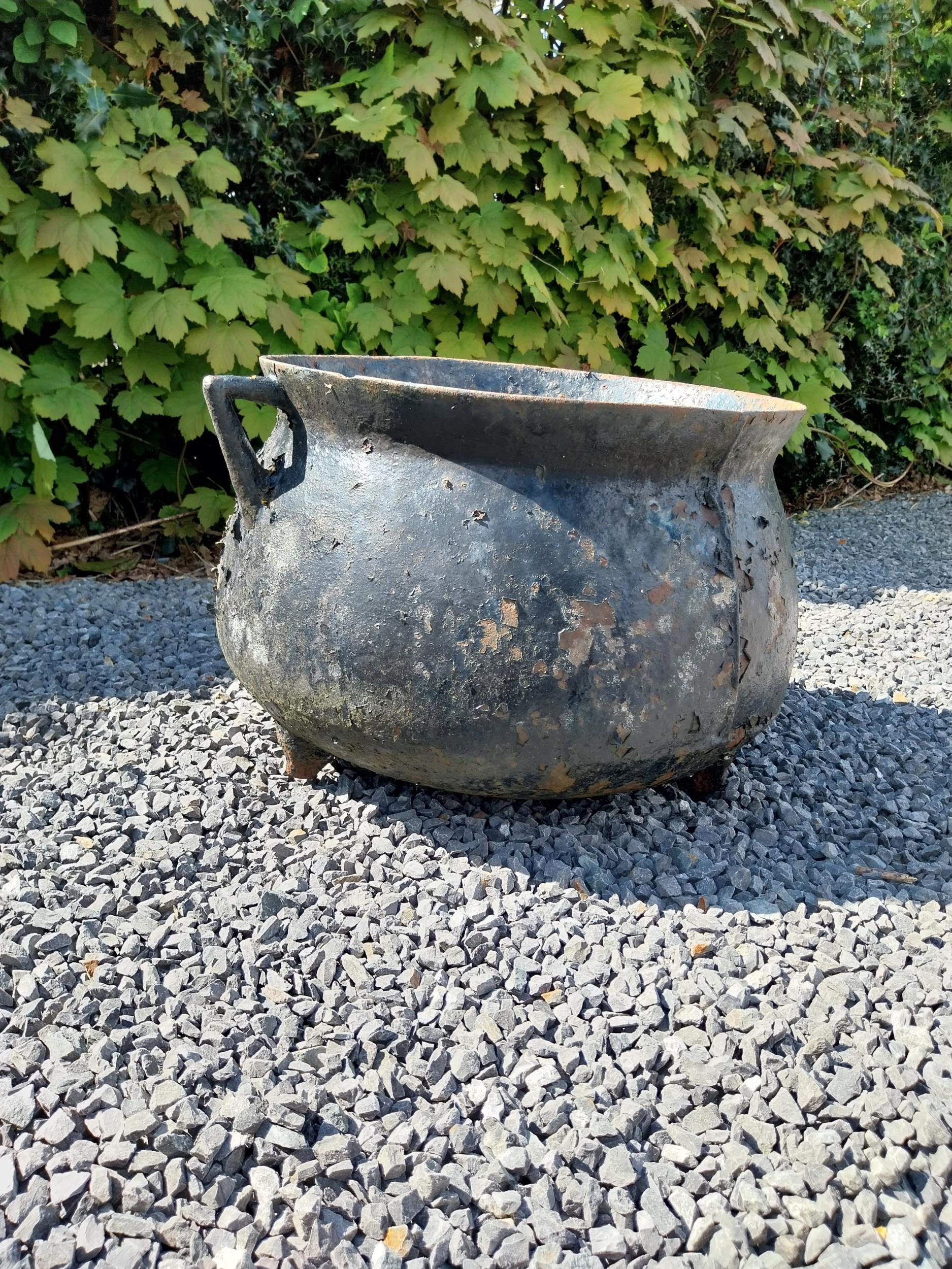 19th C. cast iron skillet pot {39 cm H x 60 cm W x 50 cm D}. - Bild 4 aus 5