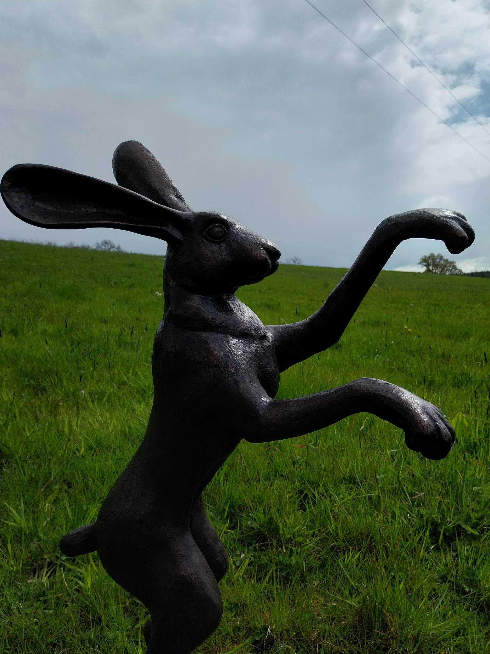 Exceptional quality bronze statues of Boxing Hares - Image 6 of 8