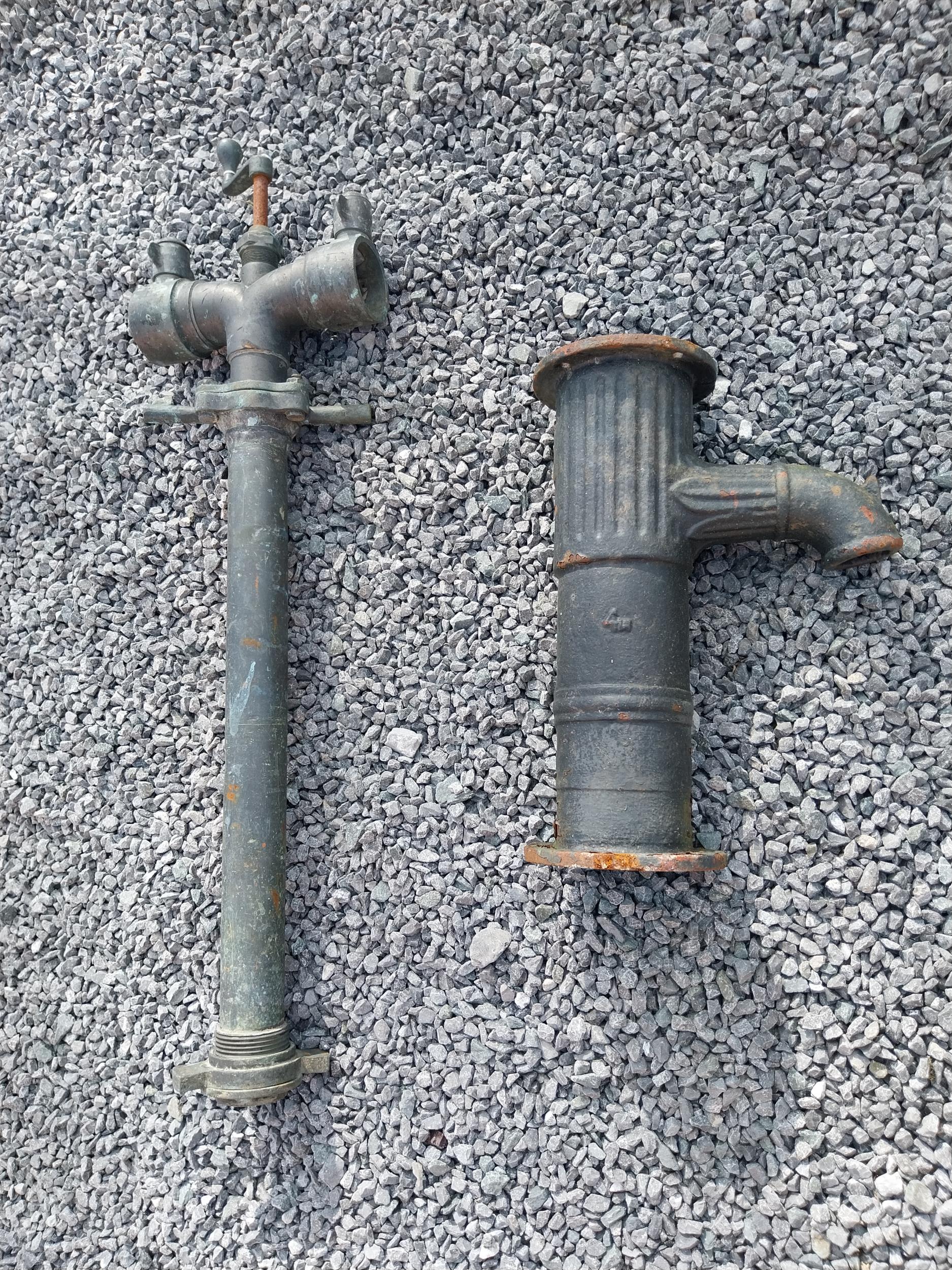 Cast iron sink pump and brass water pump {44 cm H x 32 cm W x 17 cm D and 107 cm H x 30 cm W x 10 cm - Image 2 of 11