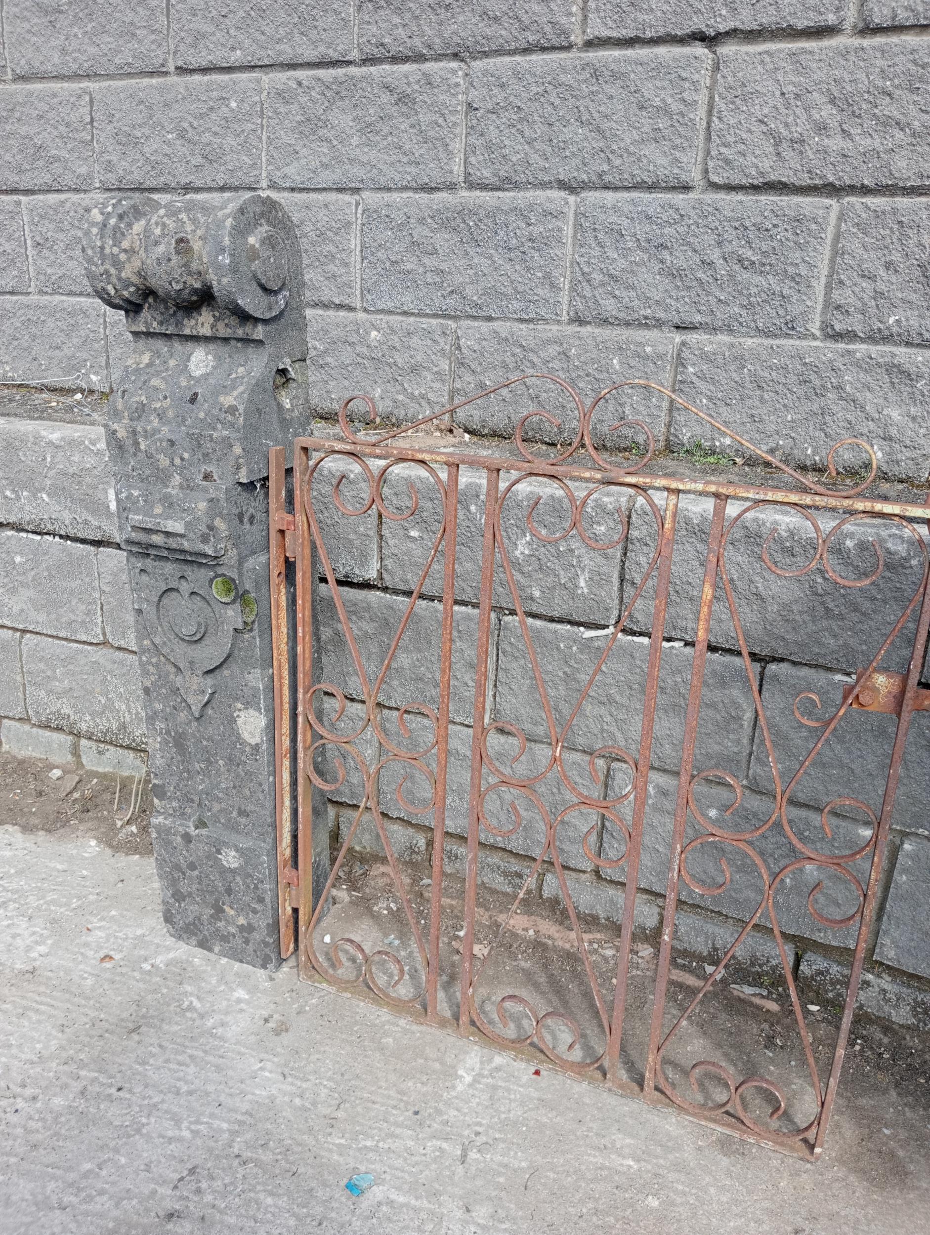 Stone gate post {H 125cm x W 23cm x D 19cm }. (NOT AVAILABLE TO VIEW IN PERSON) - Image 4 of 4