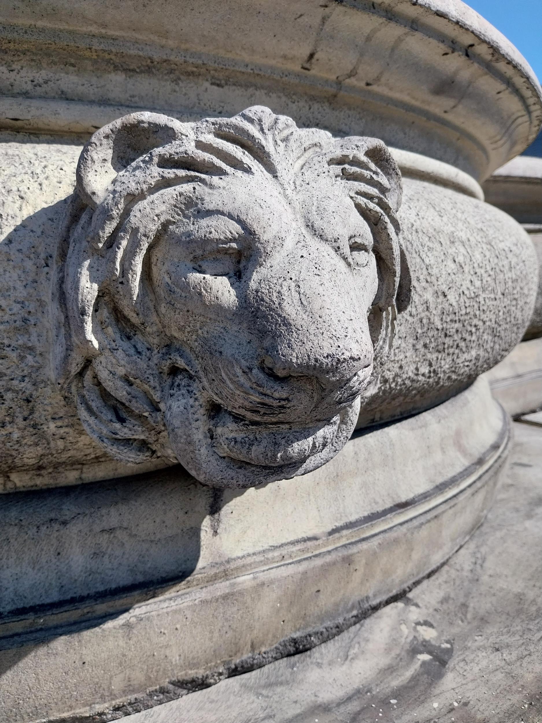 Good quality moulded sandstone fountain decorated with Grecian Lady and Lions mask {250 cm H x 350 - Image 9 of 24