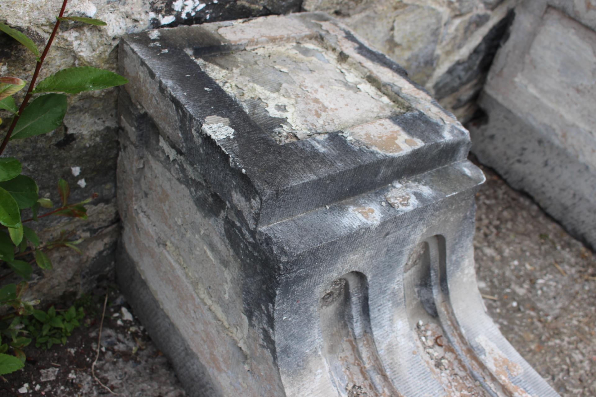 Pair of 19th C reeded stone balcony corbels {H 86cm x W 27cm x D 38cm }. (NOT AVAILABLE TO VIEW IN - Image 2 of 2