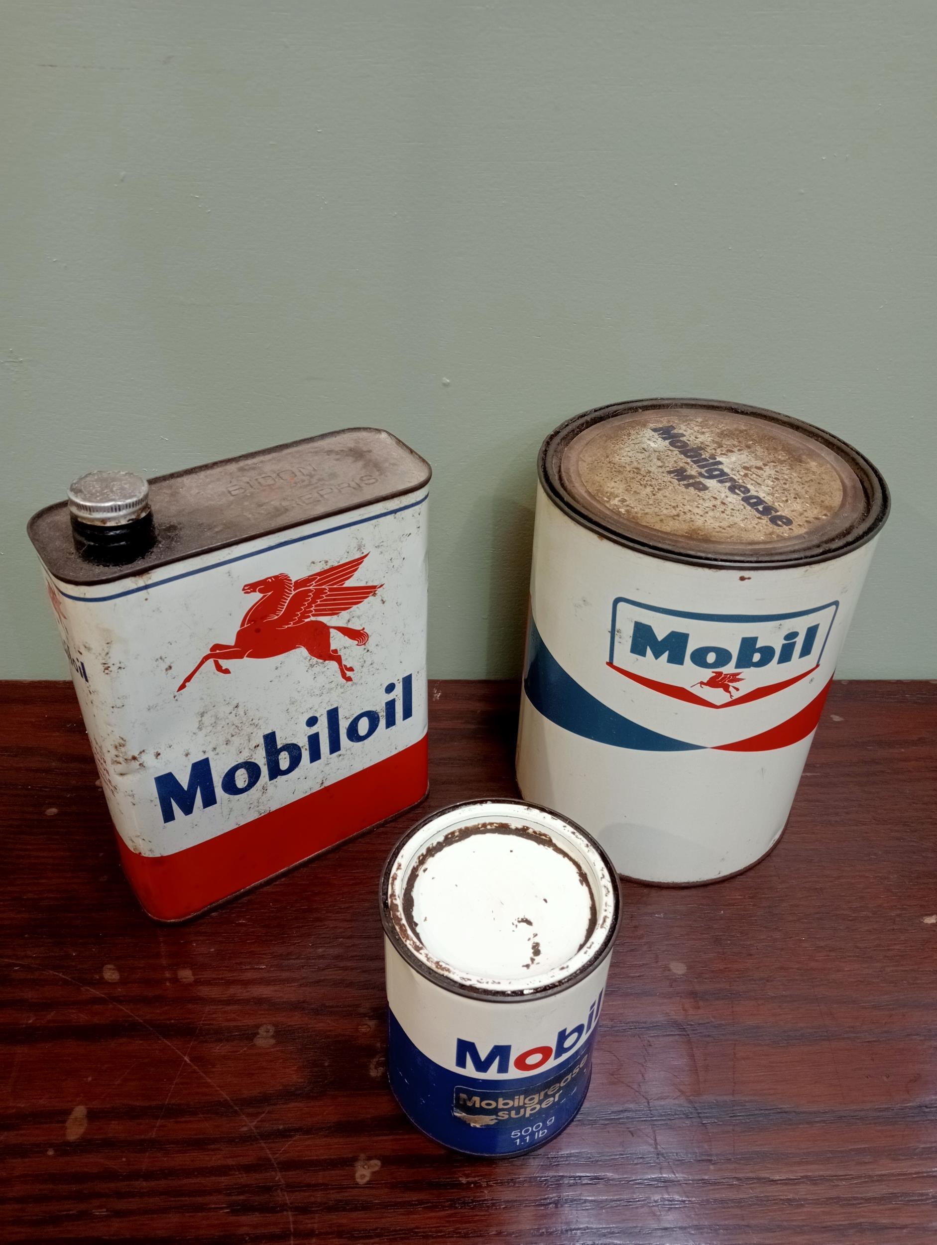 Collection of three vintage mobil oil cans with the iconic pegasus logo {H 24cm down to H 12cm } - - Image 2 of 2