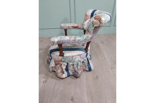 Victorian mahogany and upholstered Ladies chair. {72 cm H x 60 cm W x 86 cm D}. - Image 4 of 4