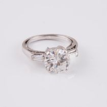 Platinum Solitaire Ring, set with a brilliant cut diamond (approx. 2.35ct.; VS1; H colour) flanked b
