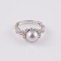 18k White Gold Ring, set with a grey cultured pearl (8.5mm) and 38 small brilliant cut diamonds