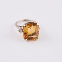 14k White Gold Ring, set with an emerald cut citrine (15.0 x 13.0 x 8.0mm) and 2 small brilliant cut