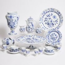 Meissen Blue Onion Pattern Service, late 19th century/20th century, large comport height 4.8 in — 12