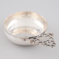 William III Silver Bleeding Bowl or Porringer, London, 1696-97, length 7.7 in — 19.5 cm