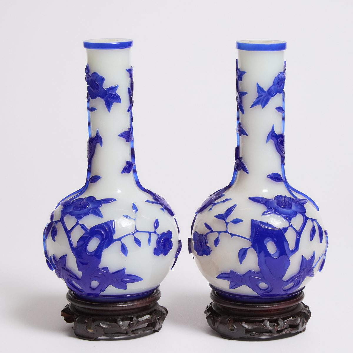 A Pair of Blue Overlay Glass 'Birds and Flowers' Bottle Vases, 20th Century, 二十世纪 涅白地套蓝料花鸟纹瓶一对, vase - Image 2 of 3