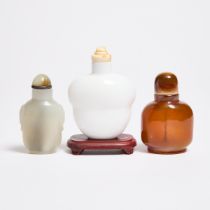 Three Glass Snuff Bottles, 19th-20th Century, 清 十九至二十世纪 料烟壶一组三件, tallest height 3.3 in — 8.5 cm (3 P