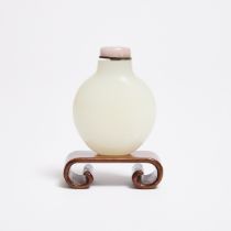 A White Jade Snuff Bottle, 18th Century, 清 十八世纪 白玉烟壶, height 2.1 in — 5.4 cm