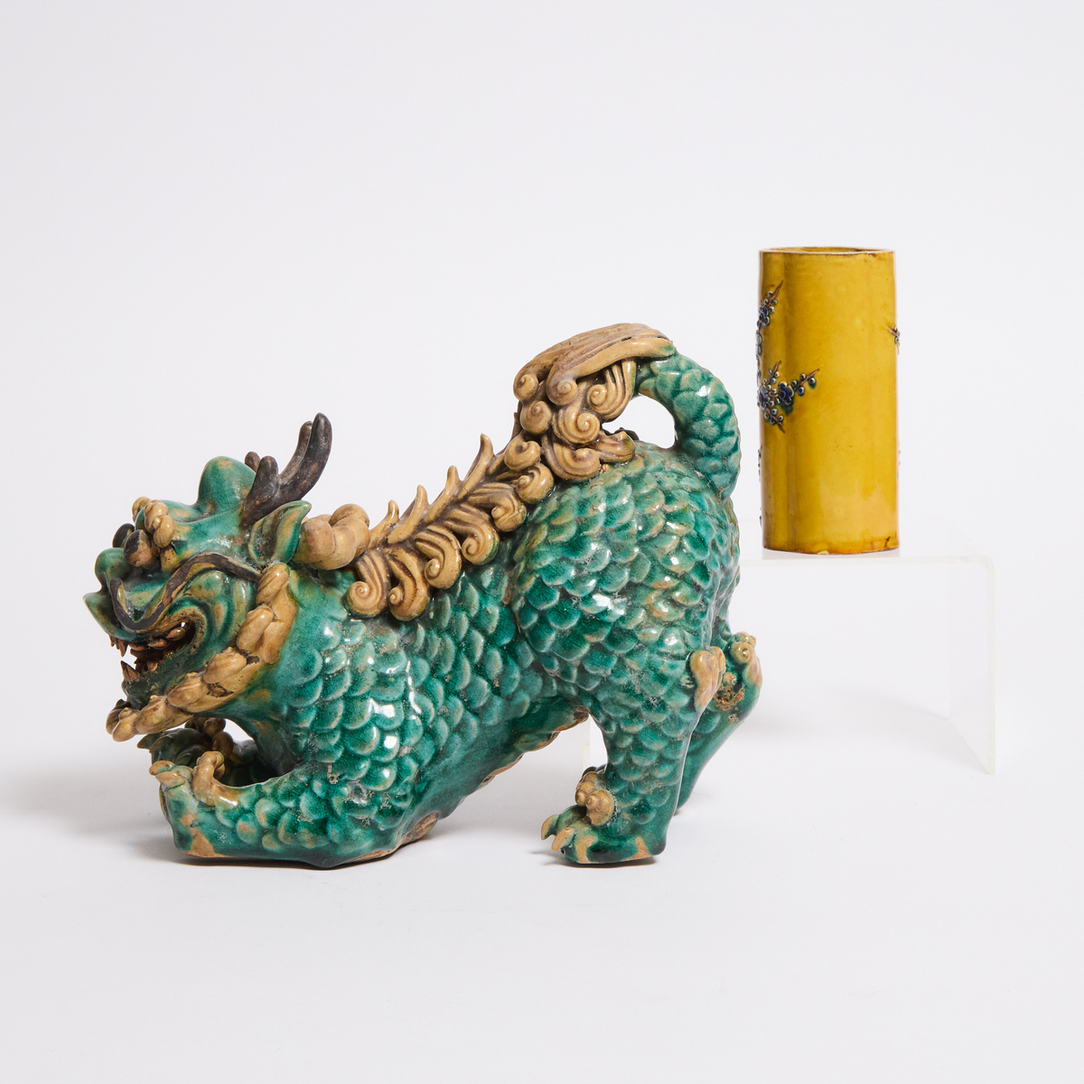 A Sancai-Glazed Figure of a Qilin, Together With a Yellow-Glazed Brush Pot, 19th/20th Century, 晚清/民国 - Image 2 of 4