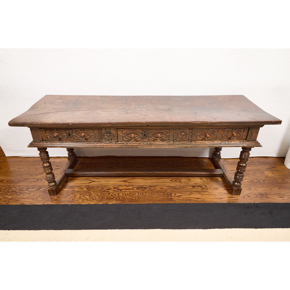 Elizabethan Walnut Refectory Table, c.1600, 34.75 x 91.5 x 30.75 in — 88.3 x 232.4 x 78.1 cm - Image 2 of 3