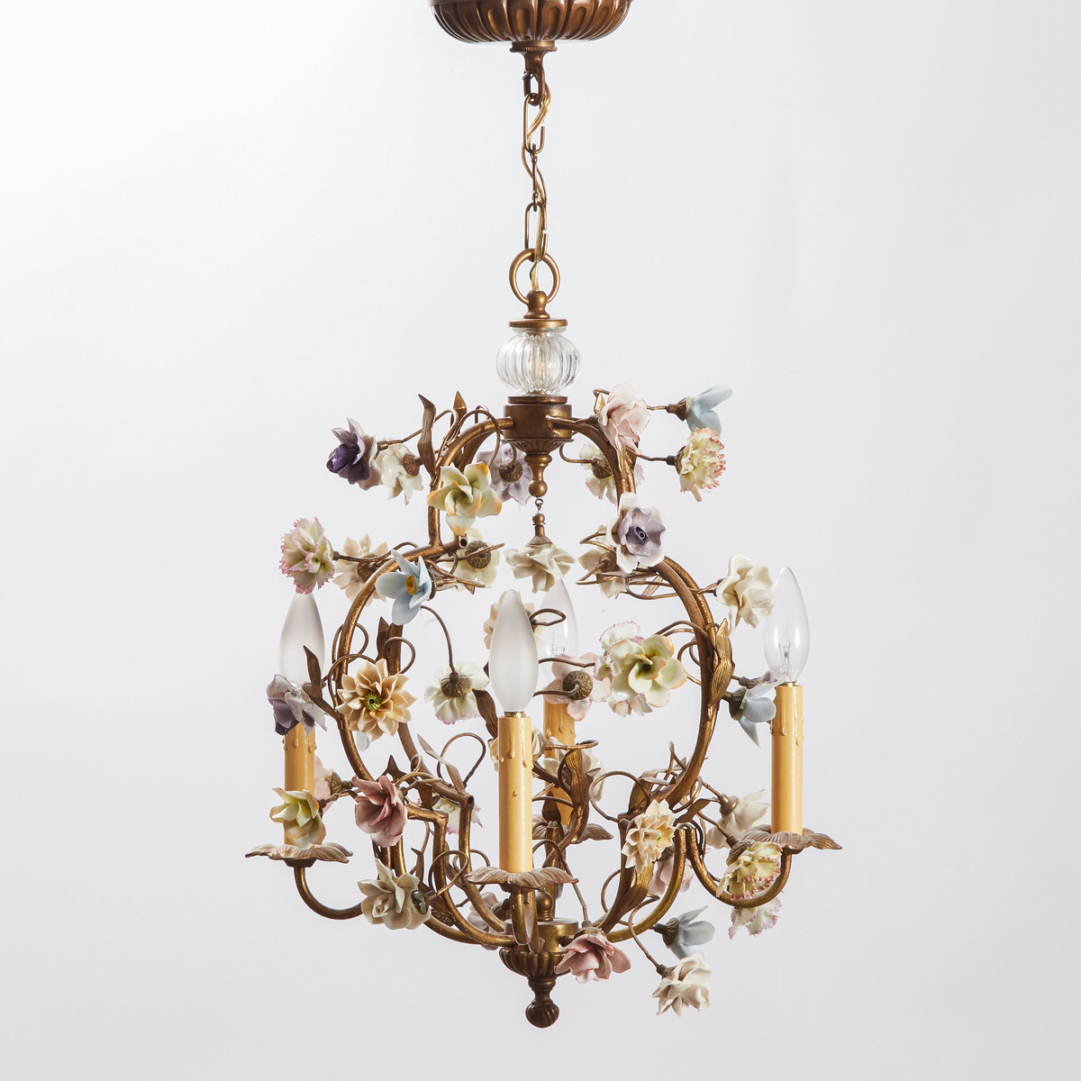 French Vincennes Porcelain Mounted Gilt Tole Four-Light Chandelier, early 20th century, approx. heig