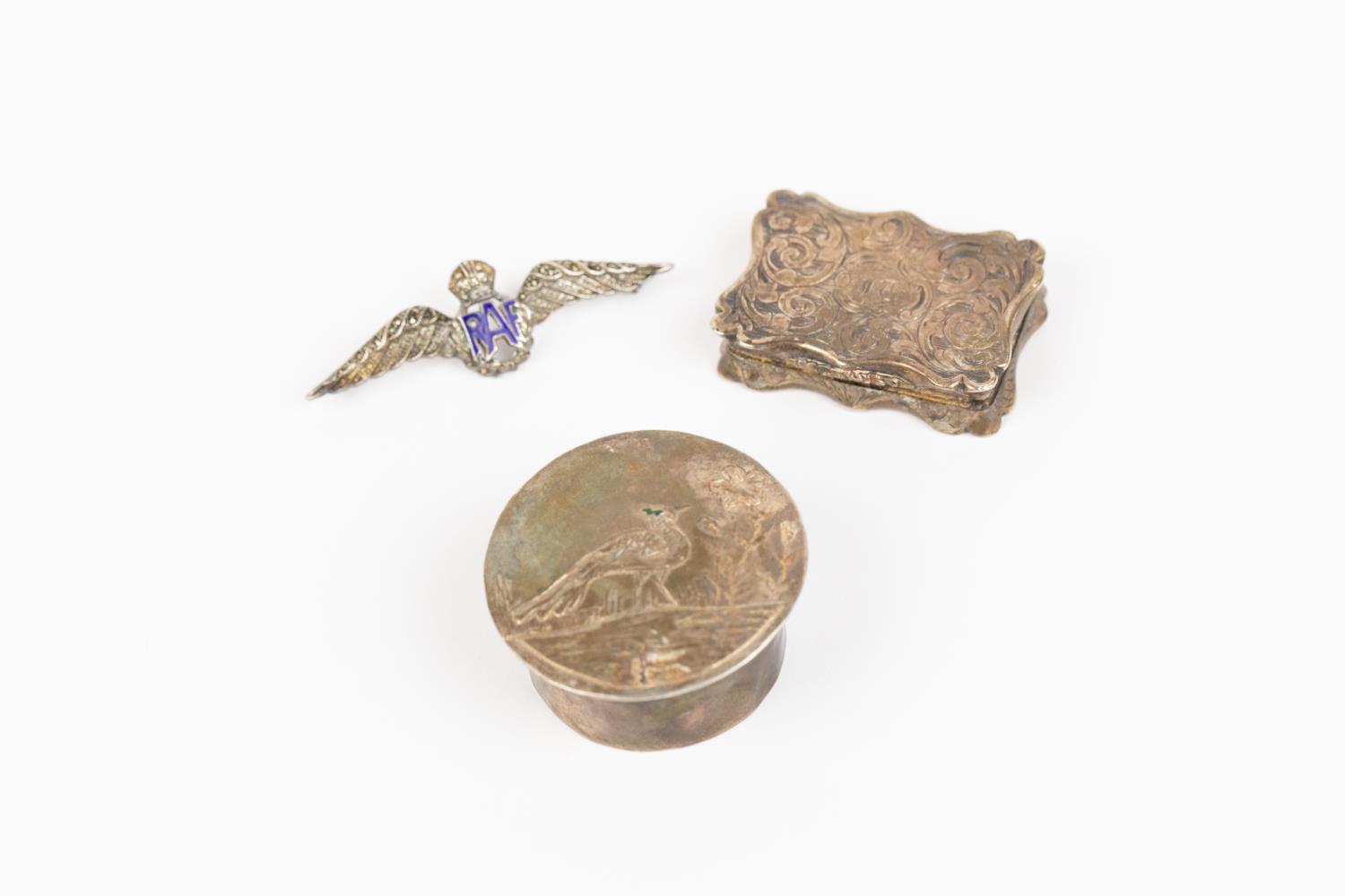 A small Victorian silver vinaigrette, 1½" x 1", HM B'ham 1843, the lid and base engraved overall - Image 2 of 2