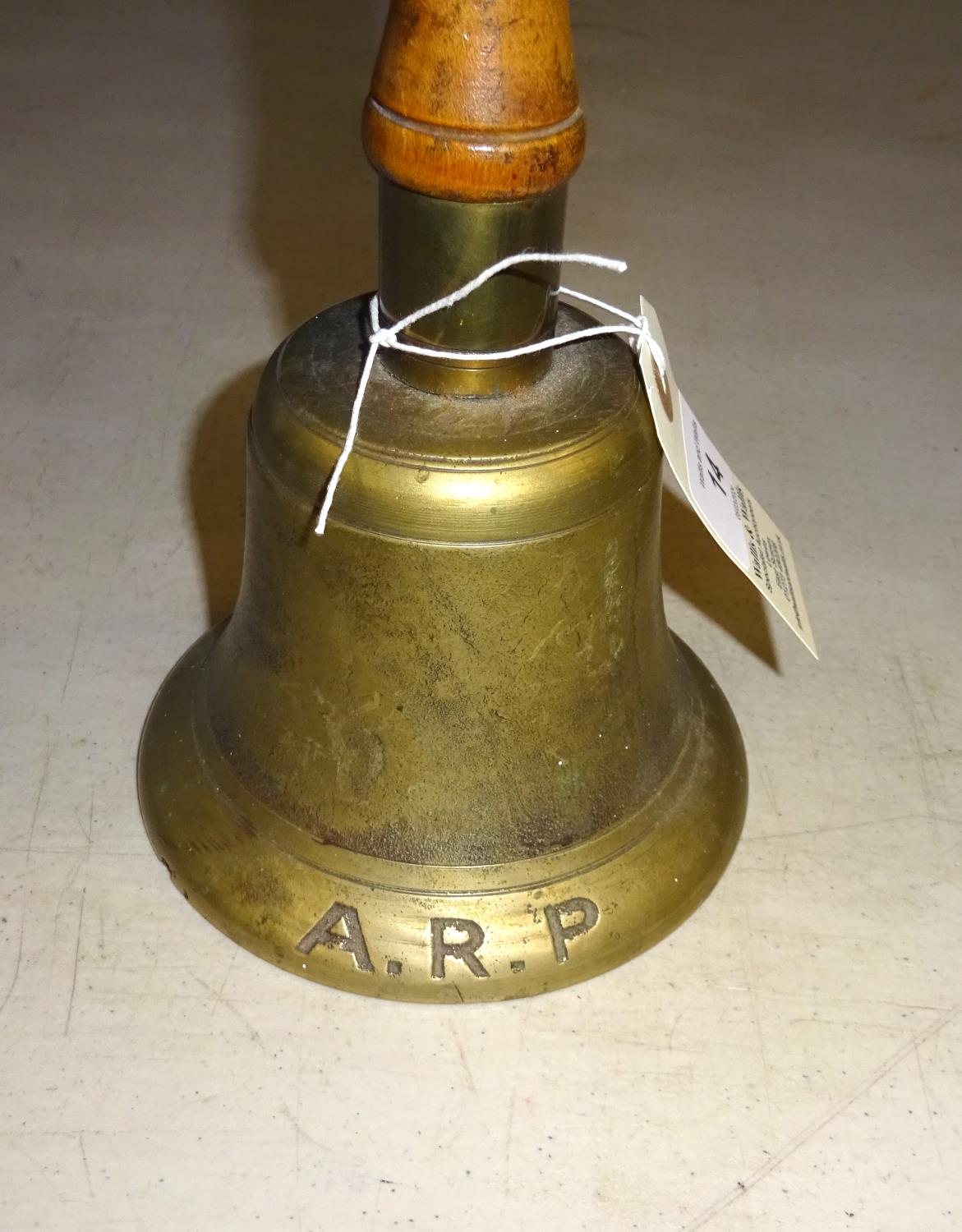 A WWII ARP brass hand bell, turned wood handle, 10¼". GC £40-45 - Bild 2 aus 3