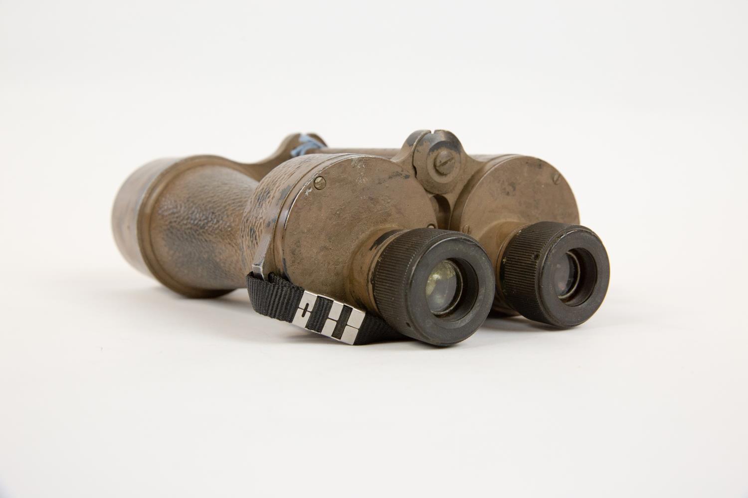 A pair of Naval binoculars, overpainted khaki for use in North Africa or Crete c 1940, - Bild 2 aus 2