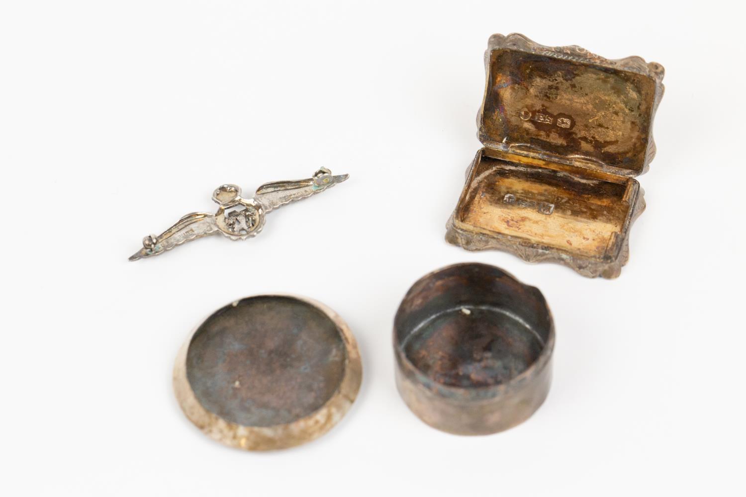 A small Victorian silver vinaigrette, 1½" x 1", HM B'ham 1843, the lid and base engraved overall