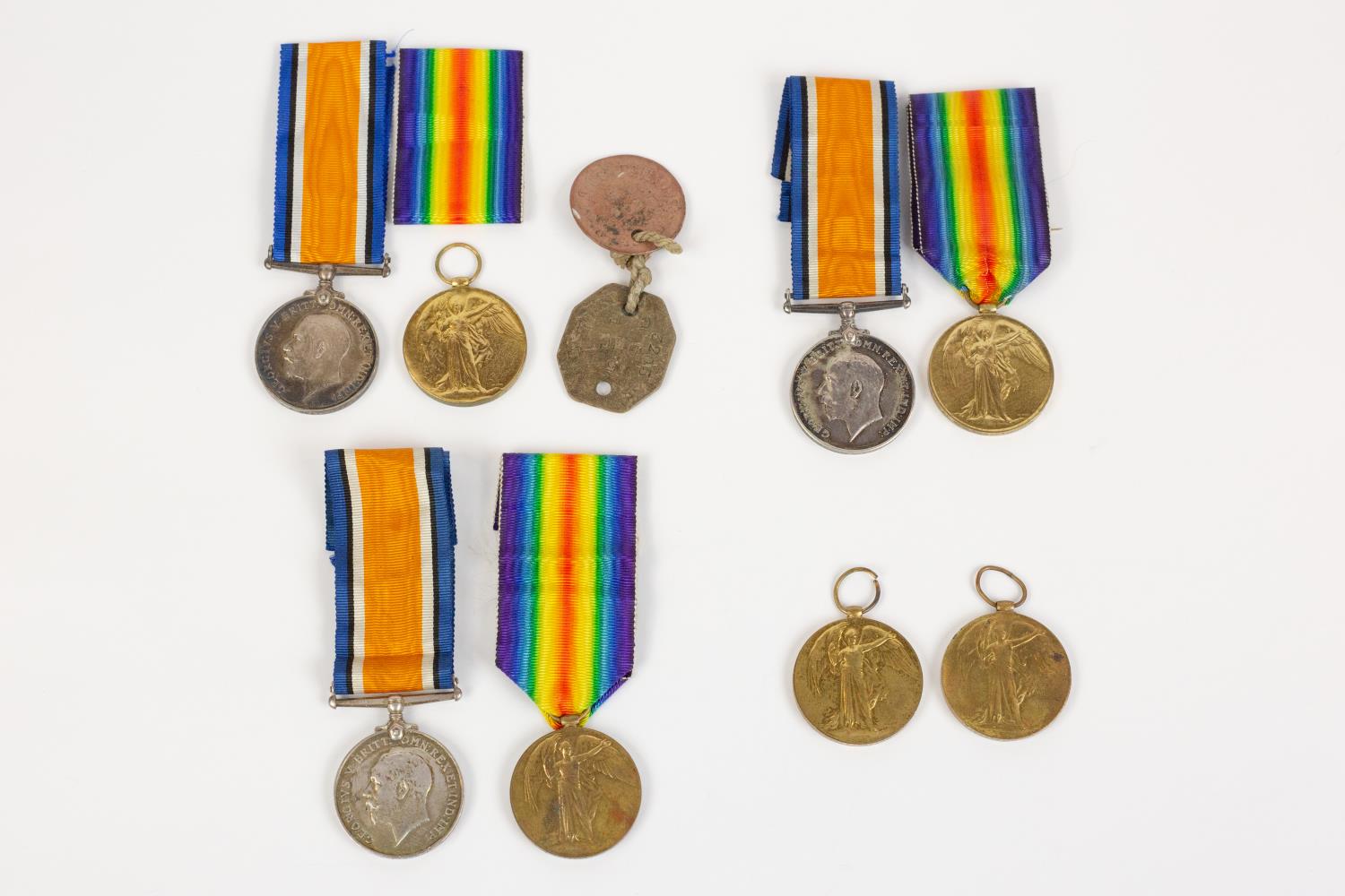 A small collection of WWI medals to the Smethurst family comprising Pairs: BWM, Victory (3205 Gnr - Bild 2 aus 2
