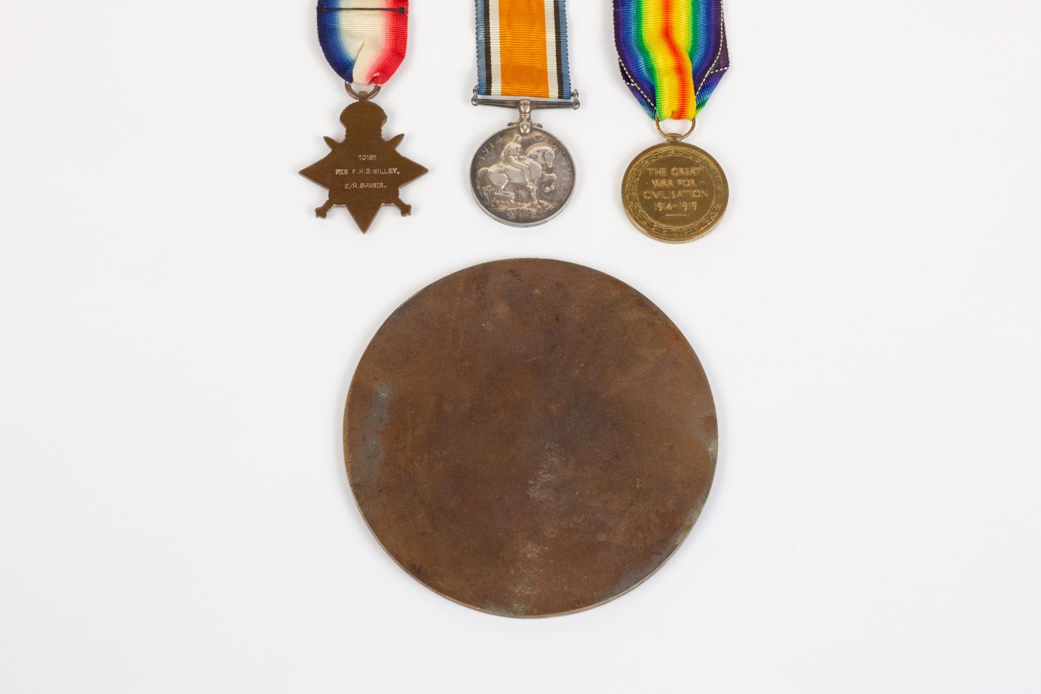 Three: 1914 star with clasp, BWM, Victory (10181 Pte F H G Willey 2/R Suss R), VF, with Memorial - Bild 2 aus 3