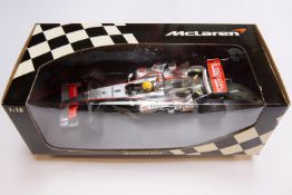 Minichamps Car Collection 1:18 McLaren Mercedes MP4-21-L. Hamilton 1st Role Out, Silverstone,