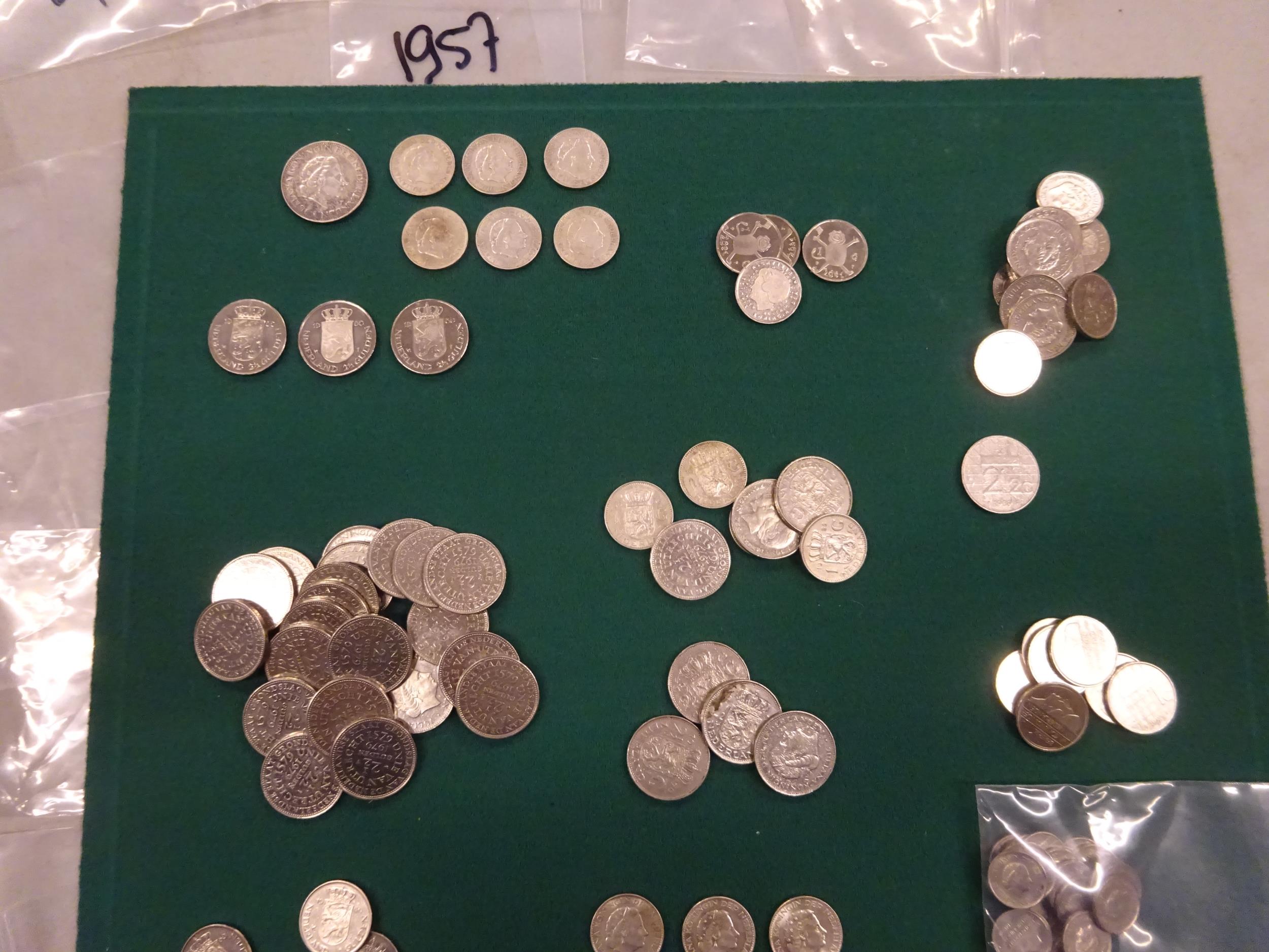 Netherlands: an accumulation of modern coins comprising: 2½ Gulden 1960 GVF, 1970 (4), 1971, 1979