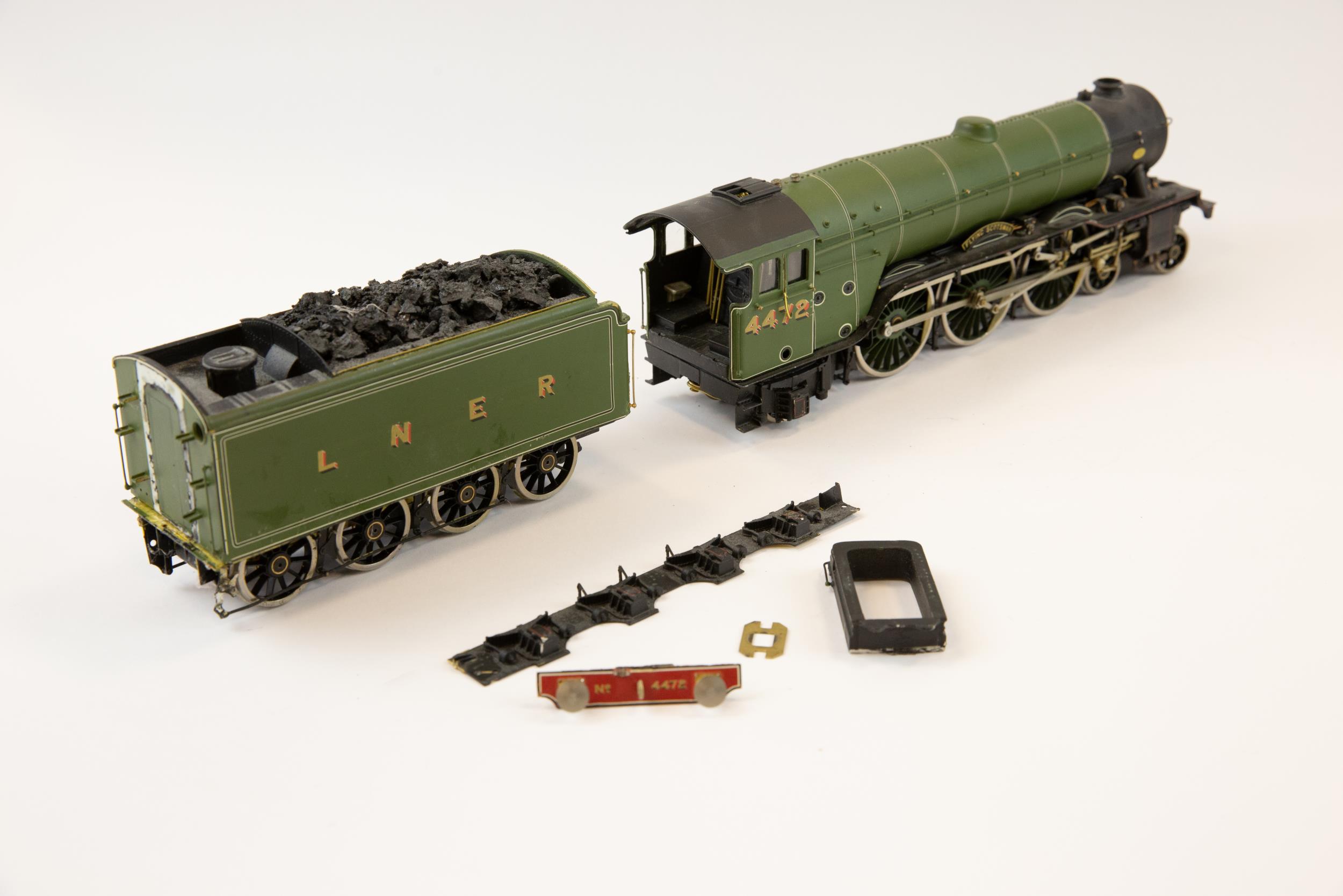 The made-up parts of a kit built O Gauge model of an LNER 4-6-2 "Flying Scotsman" Tender Locomotive. - Image 2 of 2