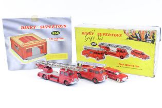2 Dinky supertoys. Gift set 957 fire service set, contains turntablle fire escape in red with