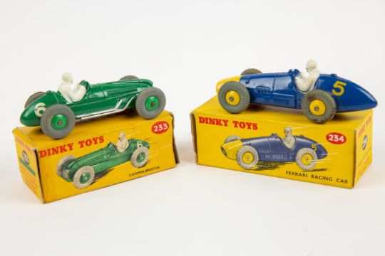 2 Dinky Toys single seat racing cars. Cooper-Bristol Racing car (233). In dark green, with mid green - Image 2 of 2